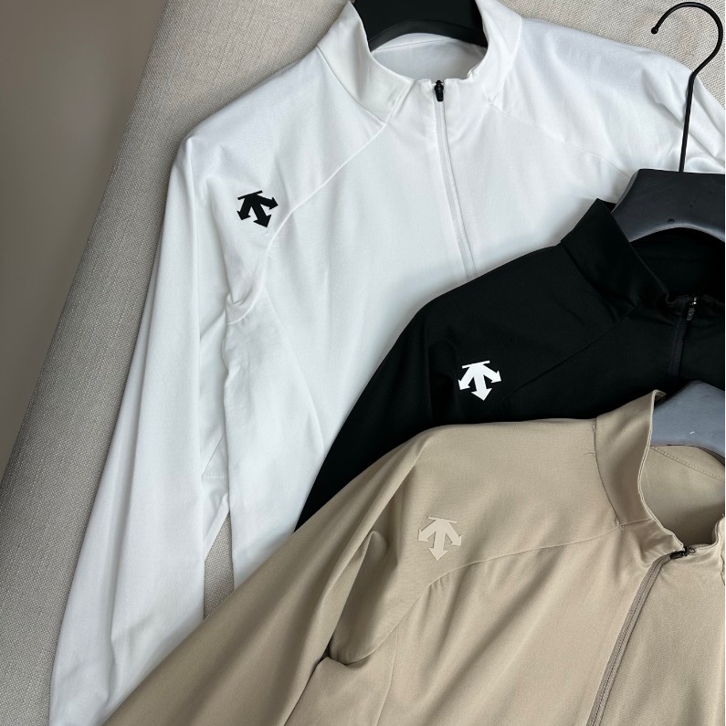 <p>DESCENTE&nbsp; TRAINING 男士 SOLOTEX 半拉鍊貼身保暖針織衫</p>