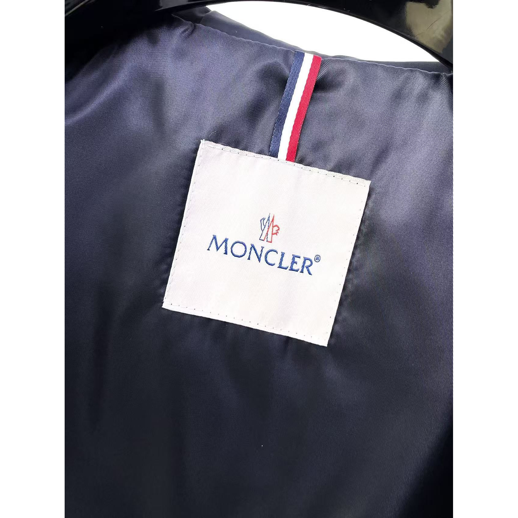 <p>MONCLER 时尚休闲夹克外套(藏青)</p>