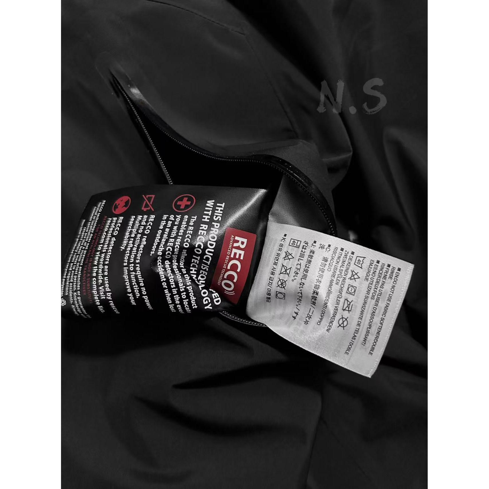 <p>Arc'teryx Beta系列 SL GORE-TEX 硬壳刺绣连帽防水防风透气冲锋衣 (黑色)</p>