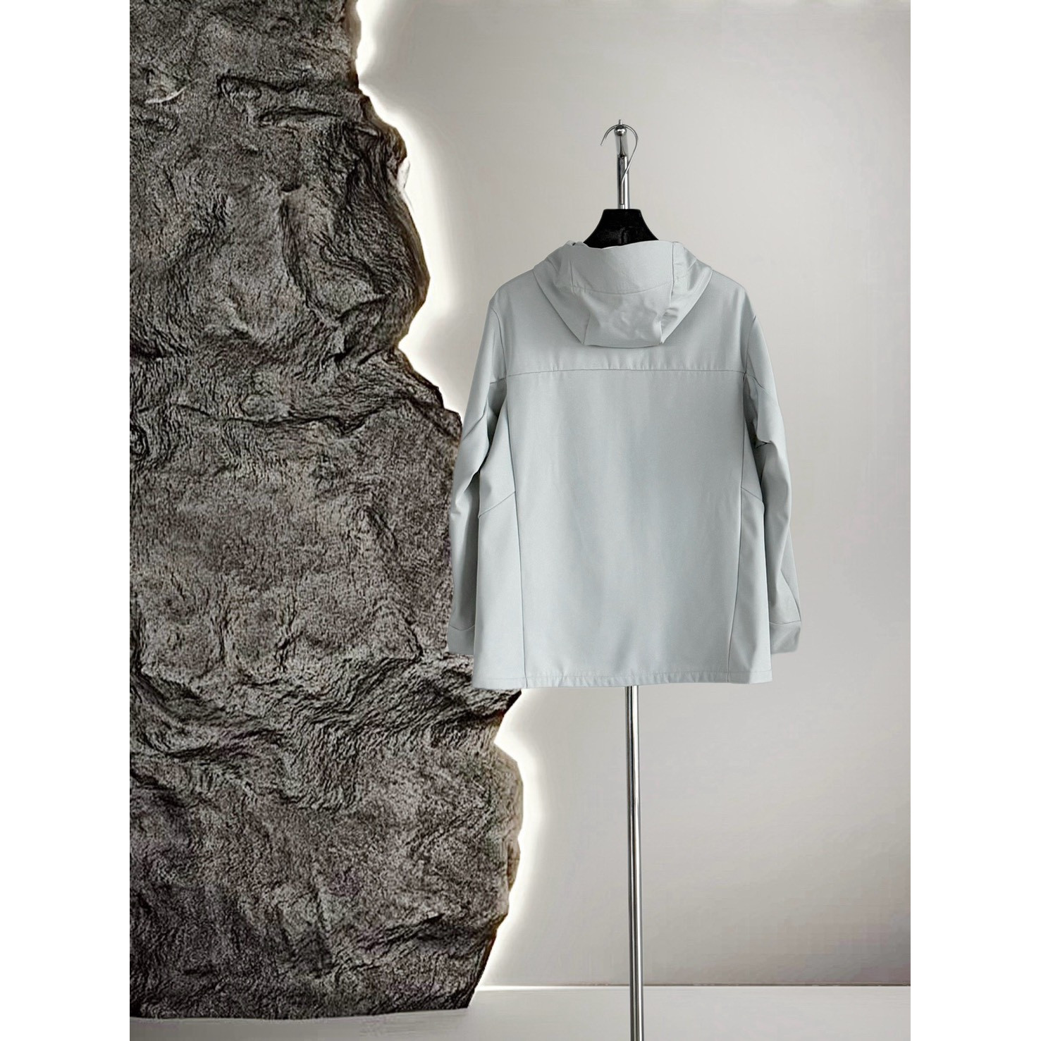 <p>Descente 软壳加薄绒冲锋衣(米白灰)</p>