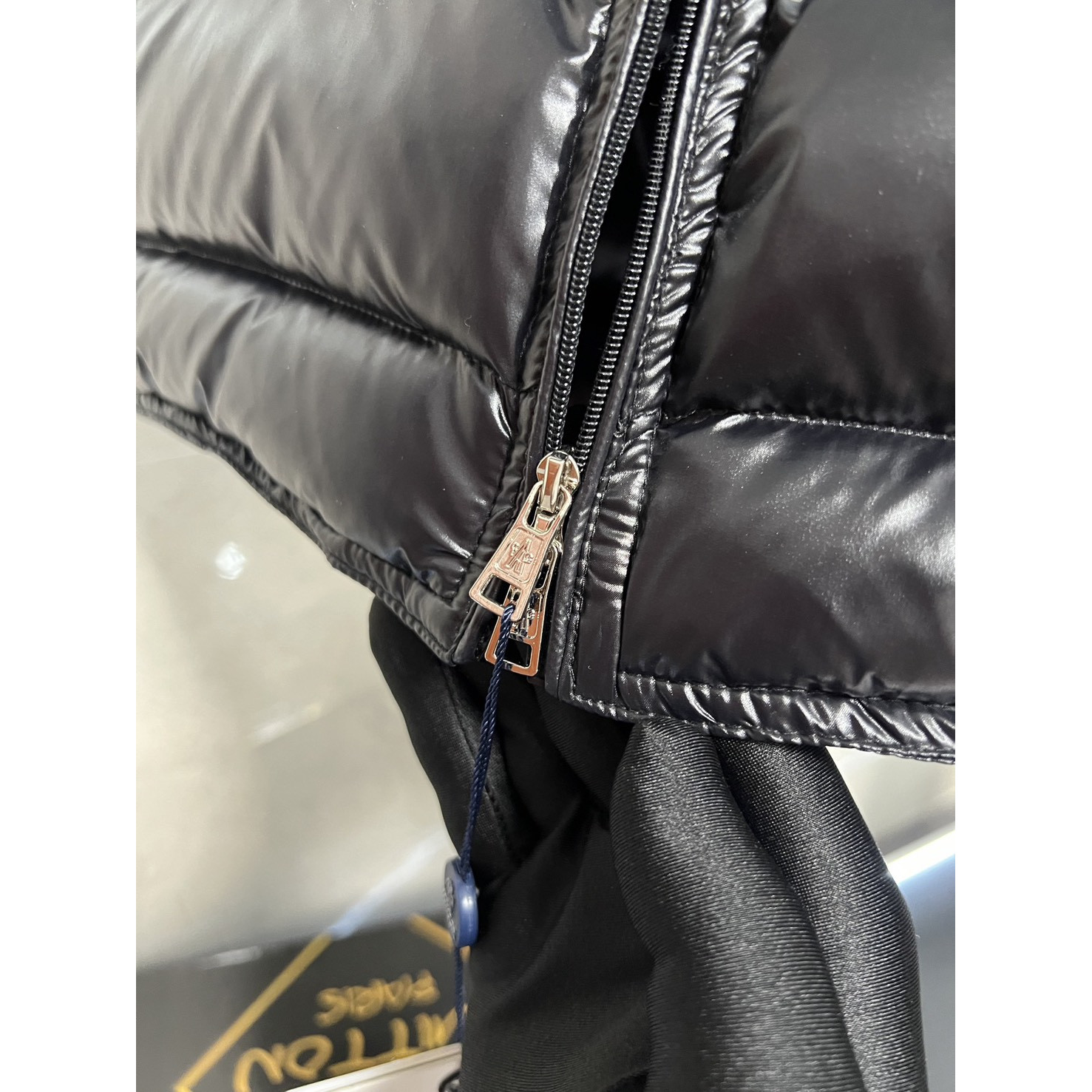 <p>Moncler 小立领羽绒马甲(黑)</p>