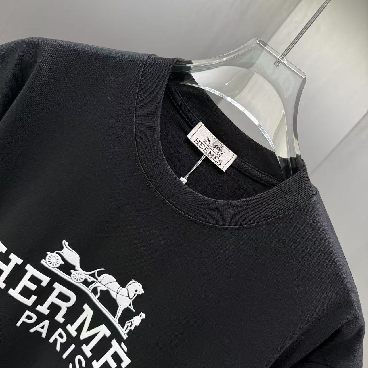 <p>HERMES 短袖T恤(黑)</p>