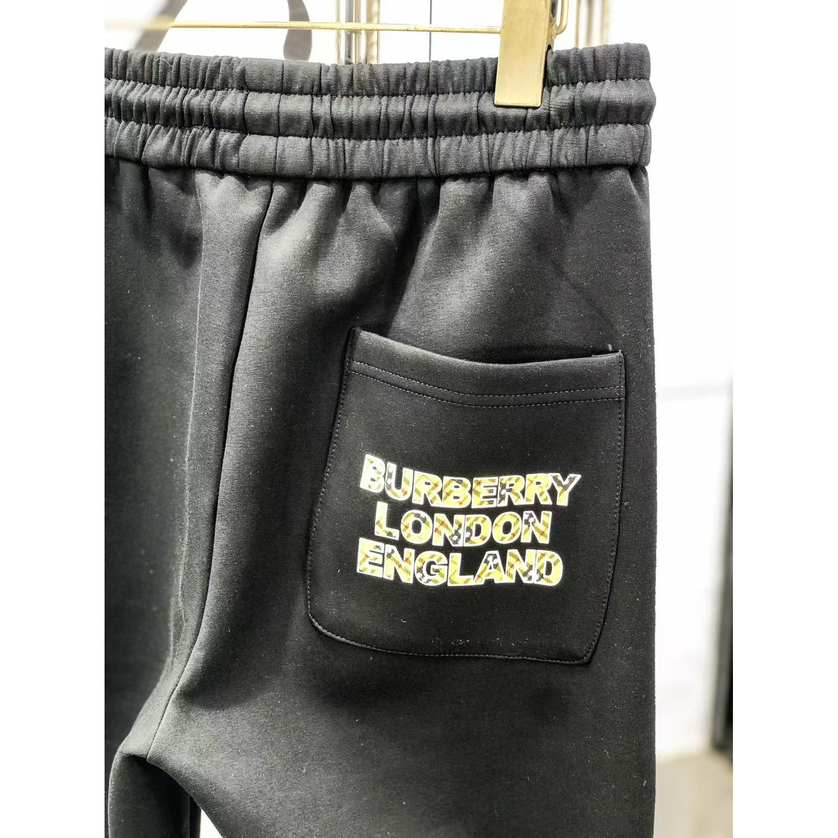 <p>BURBERRY&nbsp;高品质时尚休闲裤(782933)</p>