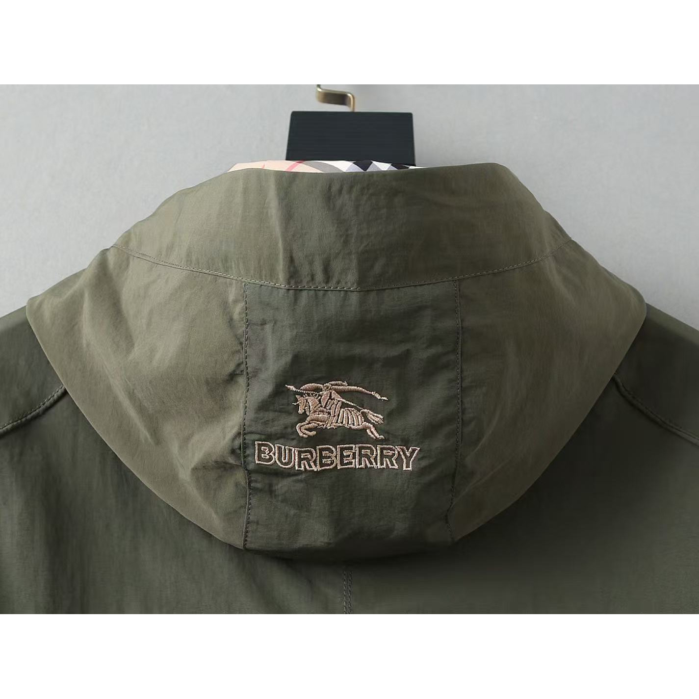 <p>BURBERRY&nbsp;男士夹克外套(綠)</p>