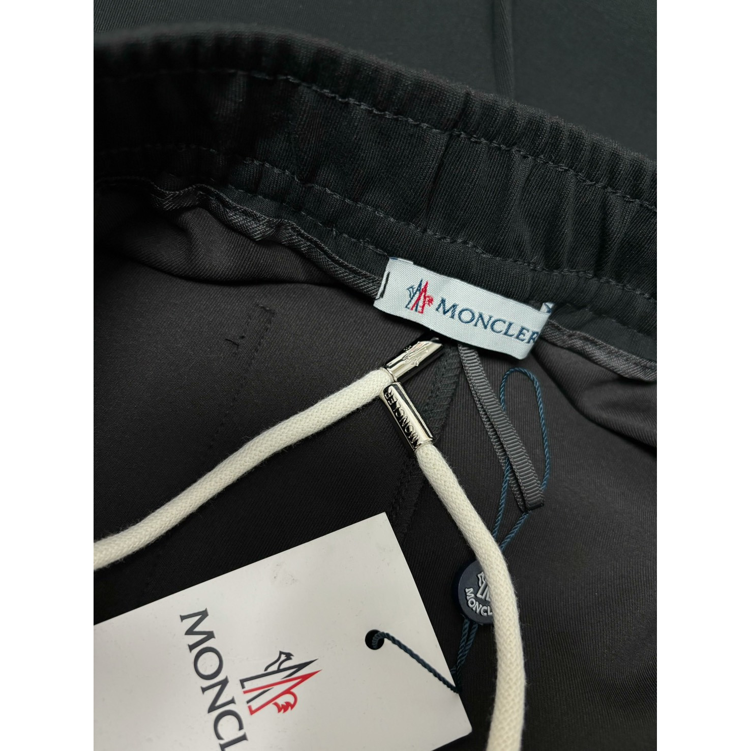 <p>&nbsp;Moncler 蒙口休闲长裤(黑)</p>