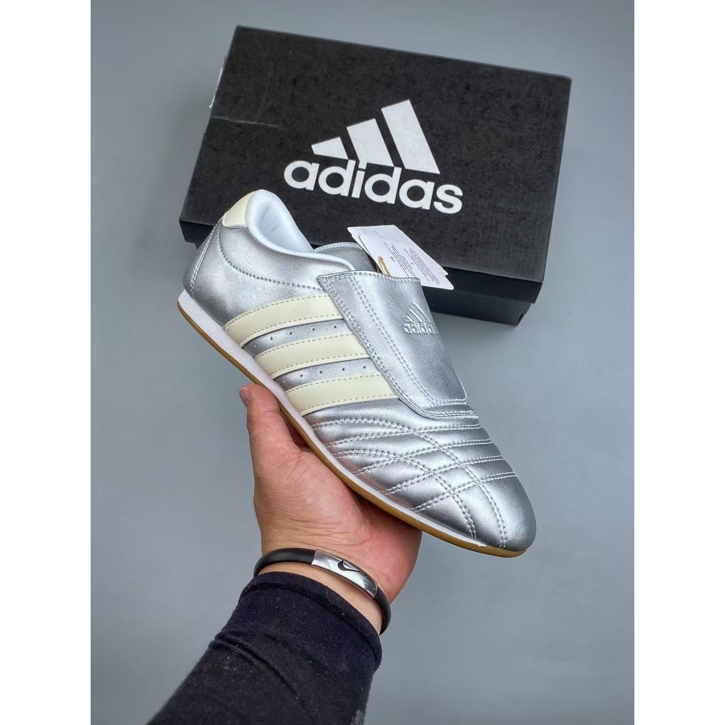<p>Adidas TEAKWONDO M 训练鞋(銀)</p>
