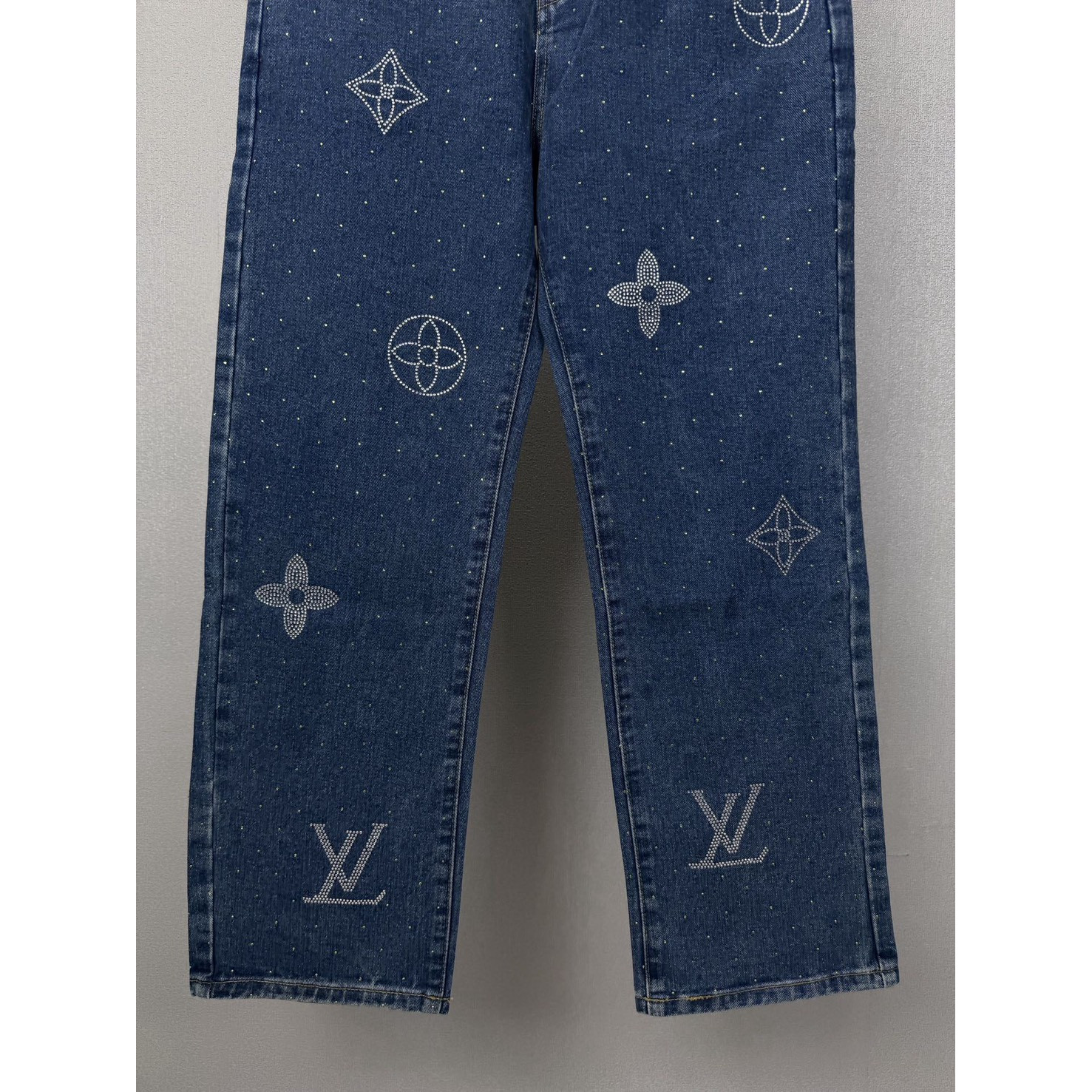 <p>&nbsp;LV 烫钻满天星logo情侣款水洗宽松牛仔裤(藍)</p>