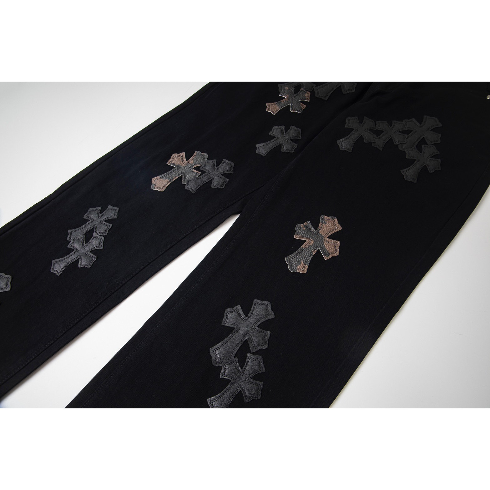 <p>CHROME HEARTS 黑棕迷彩十字贴皮牛仔裤(1753#)</p>