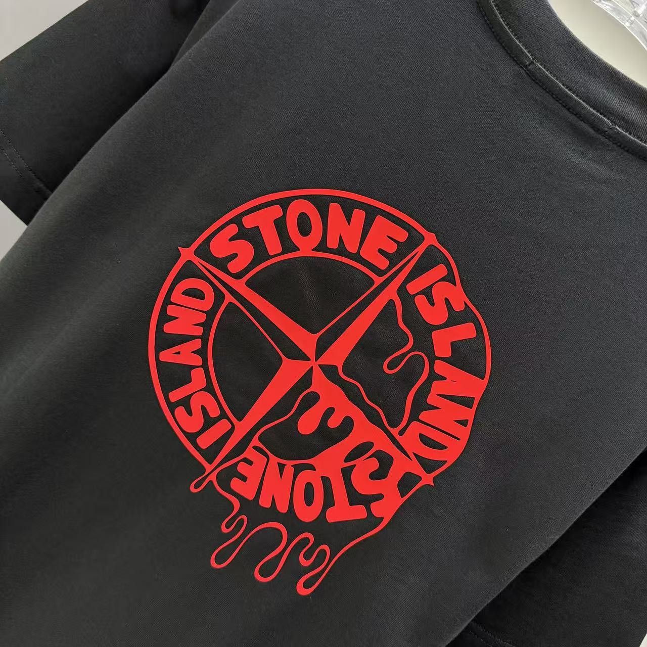 <p>Stone Island 短袖T恤(黑色紅標)</p>
