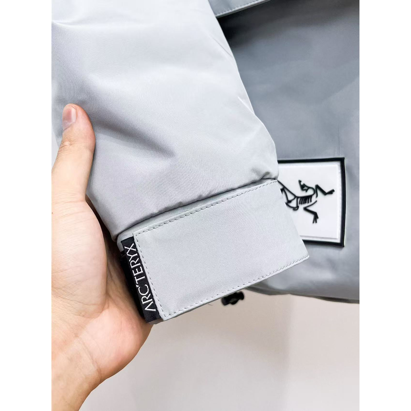 <p>Arc'teryx 秋冬新款羽绒服(灰白)</p>