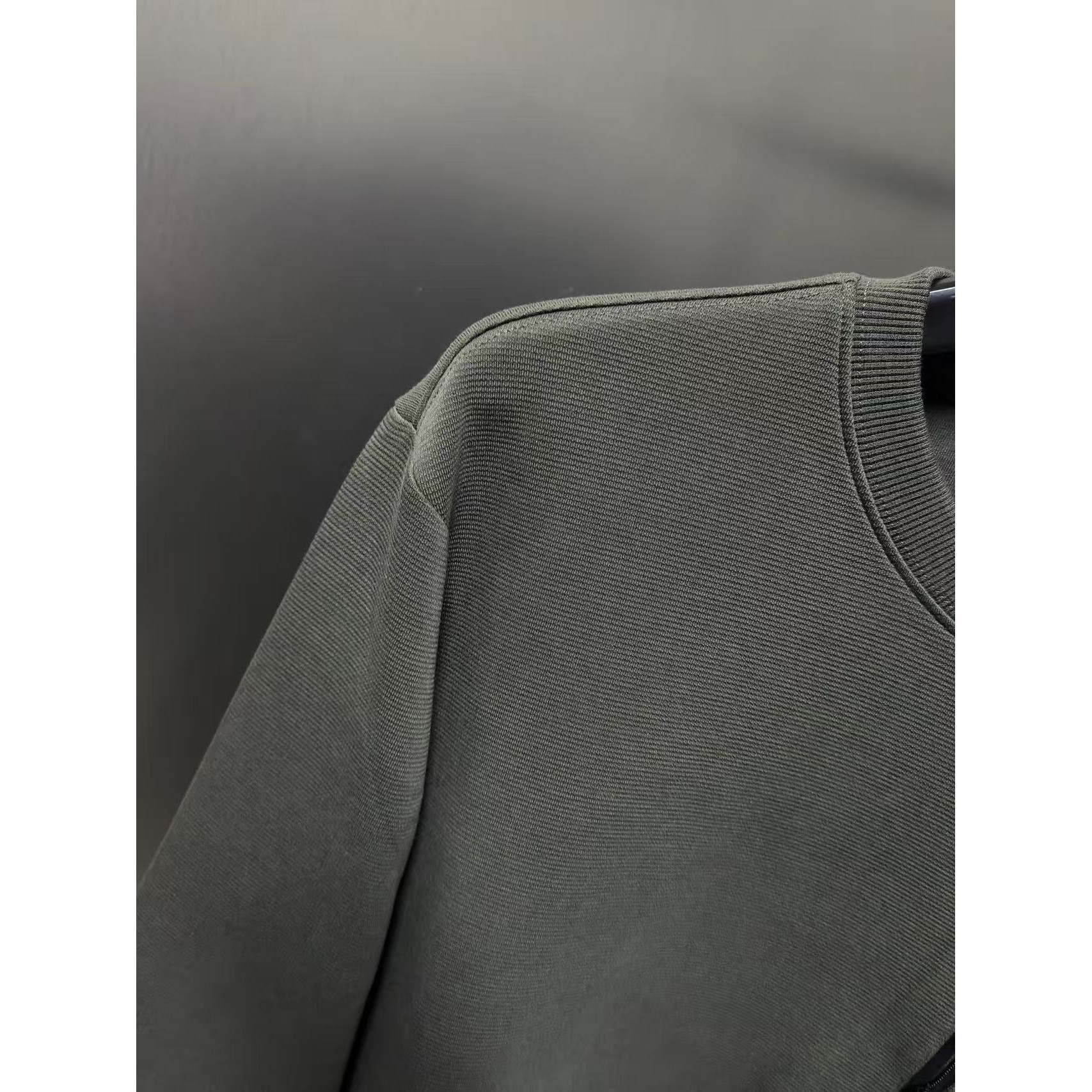 <p>Arc'teryx 新款卫衣(軍綠)</p>