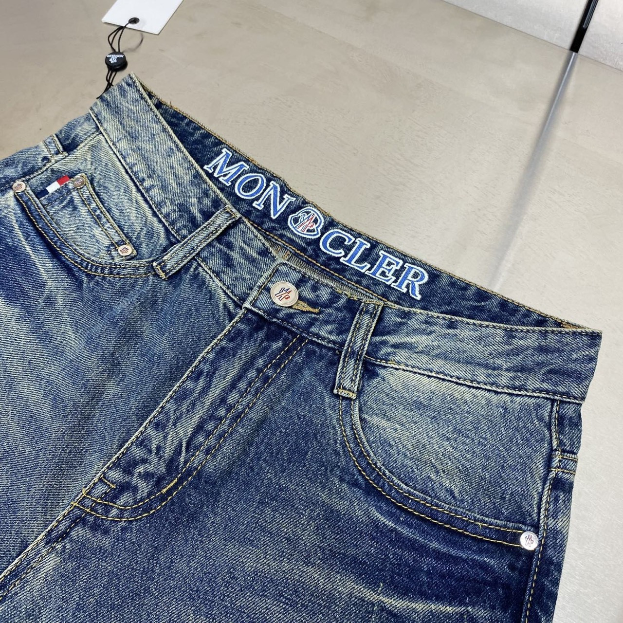 <p>Moncler 丹宁水洗牛仔裤(768-5)</p>