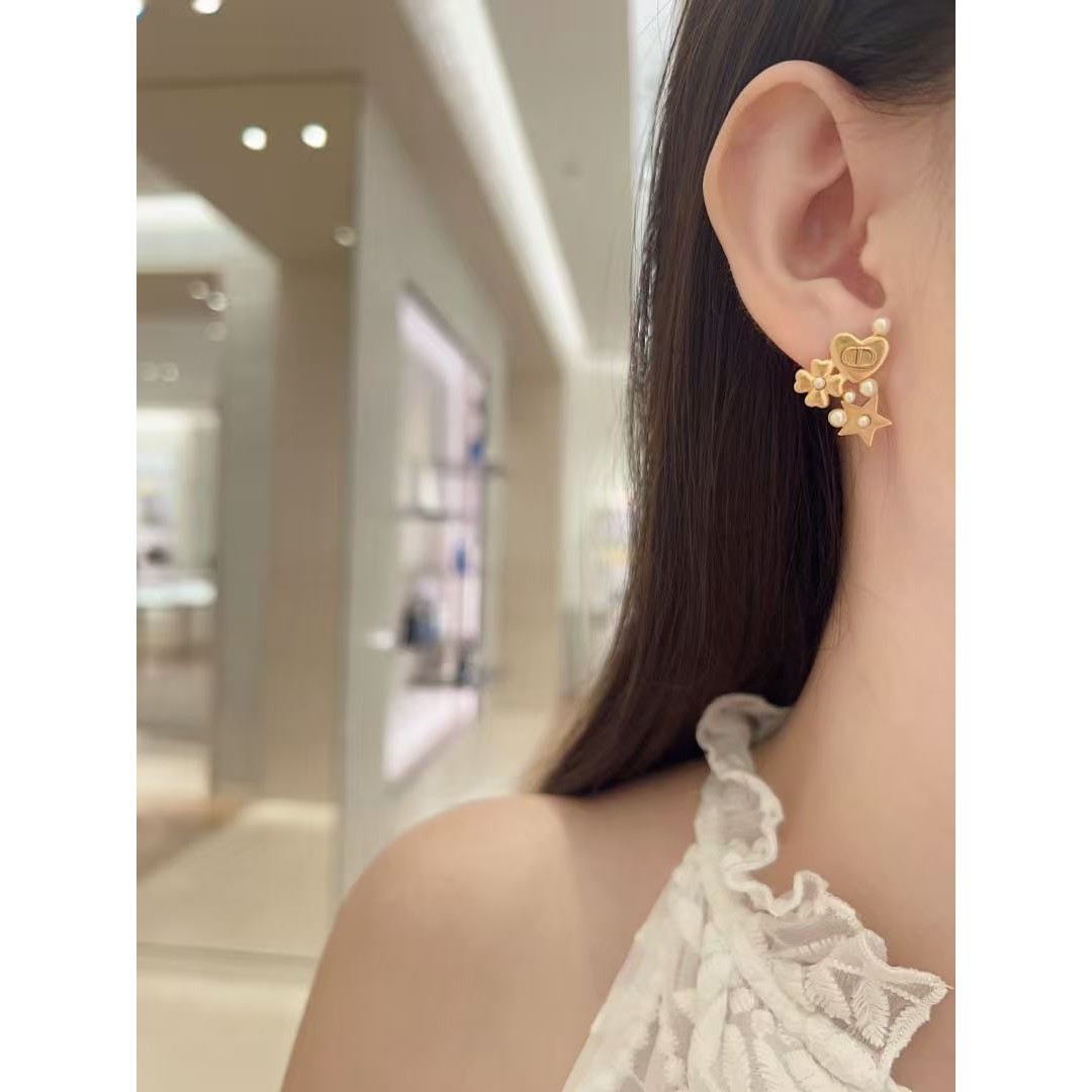 <p>DIOR&nbsp;珍珠星星四叶草爱心CD耳钉</p>