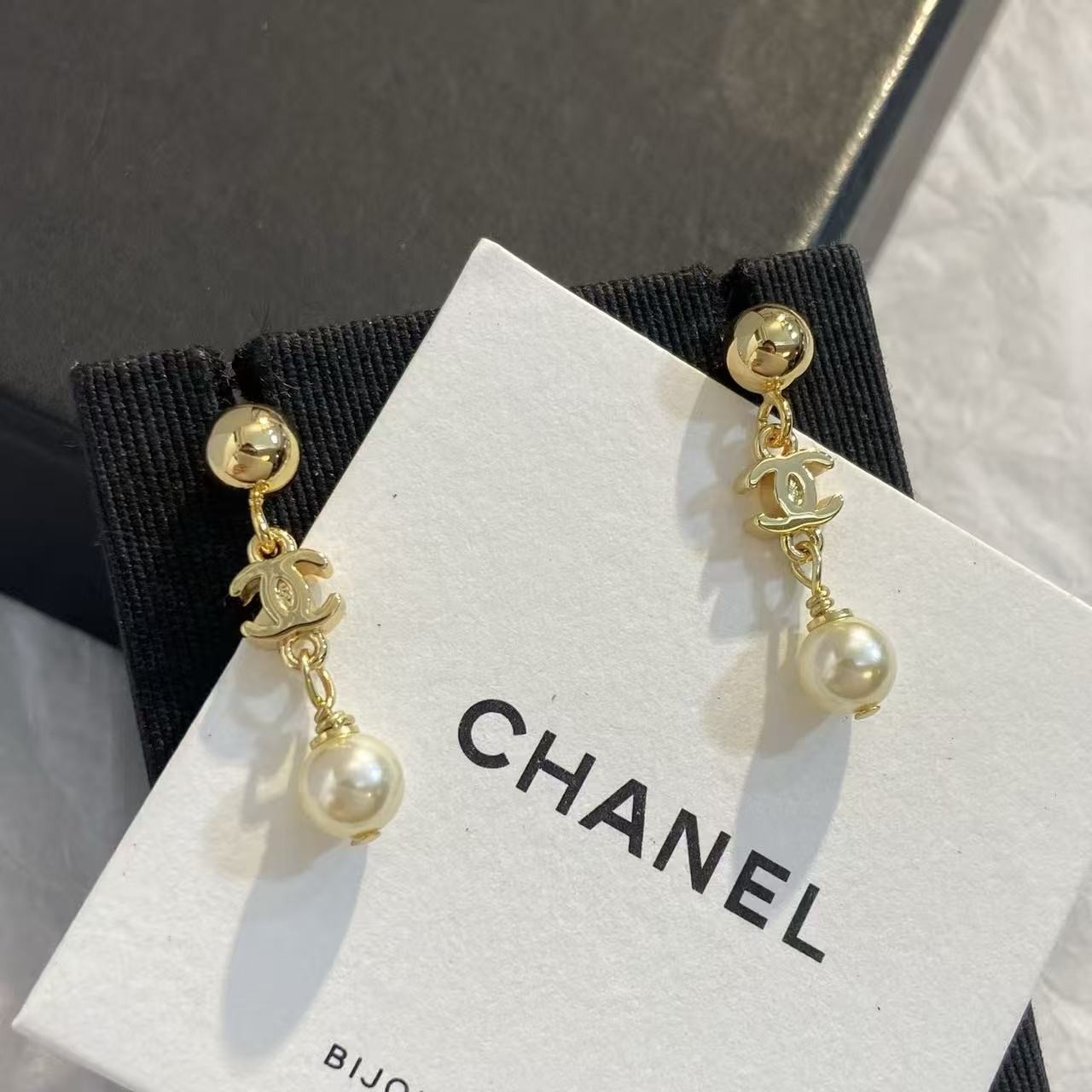 <p>CHANEL 圆球吊双C珍珠耳钉</p>