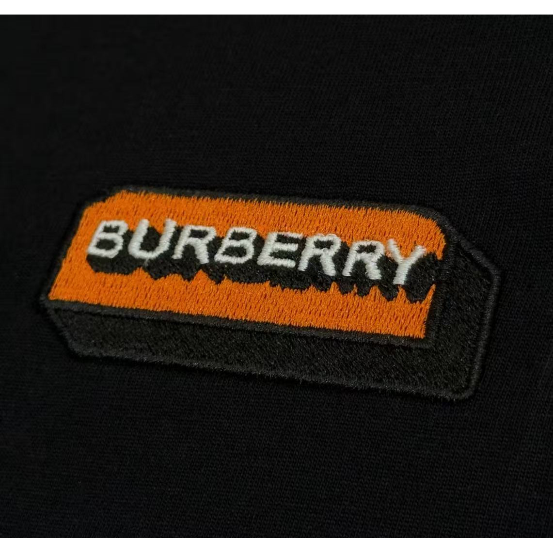 <p>Burberry 长袖卫衣T恤(黑)</p>