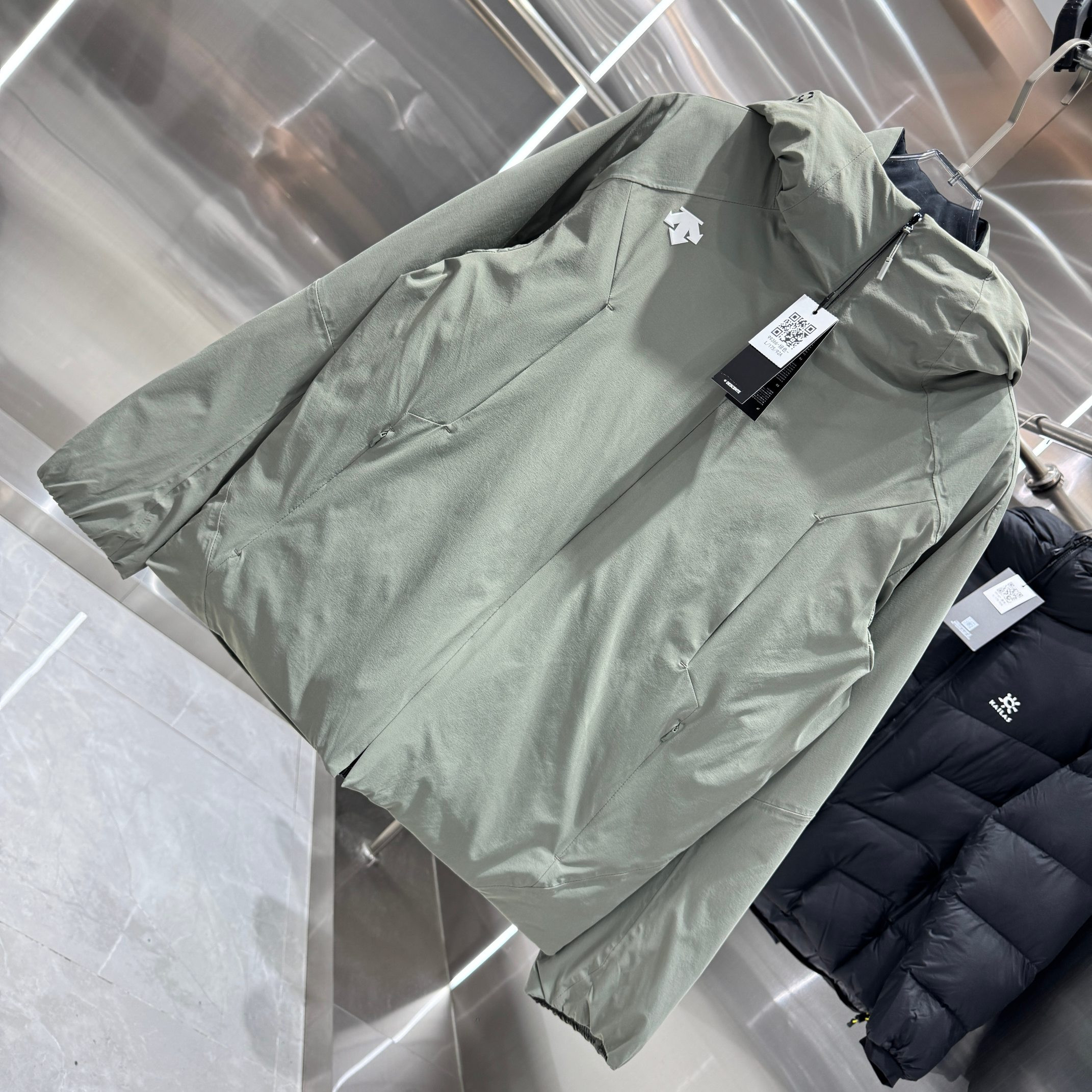 <p>DESCENTE 运动羽绒服(绿)</p>