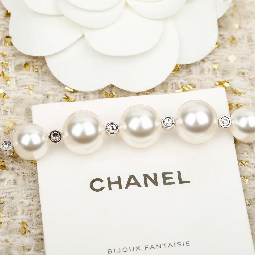 <p>CHANEL&nbsp; 银色水钻珍珠项链</p>