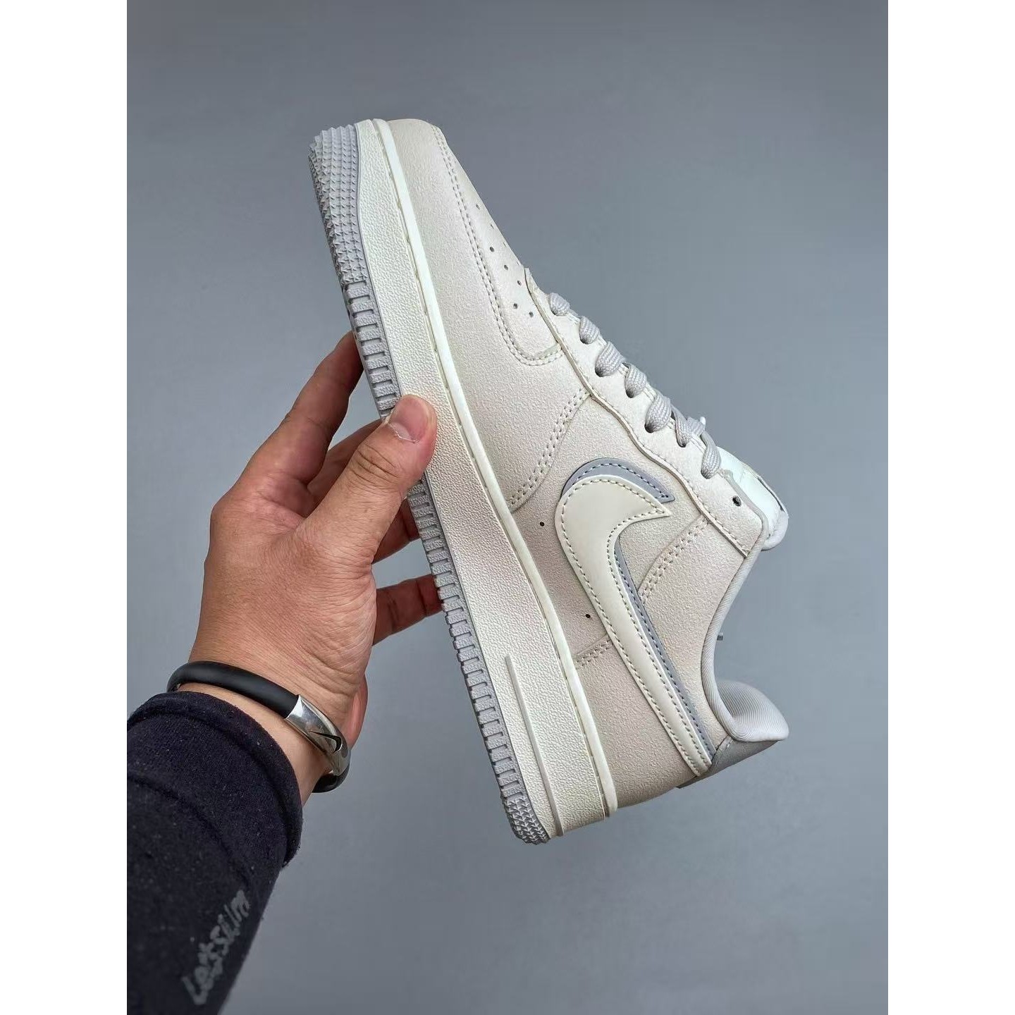 <p>NIKE AIR FORCE 1 (奶灰)</p>