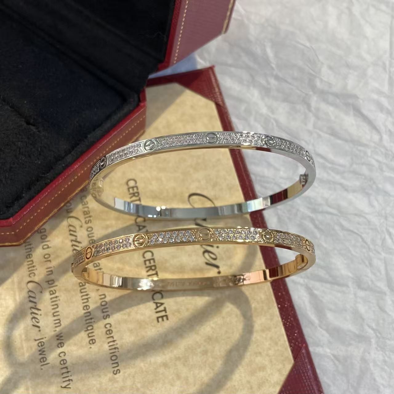 <p>CARTIER&nbsp;窄版满天星手镯</p>