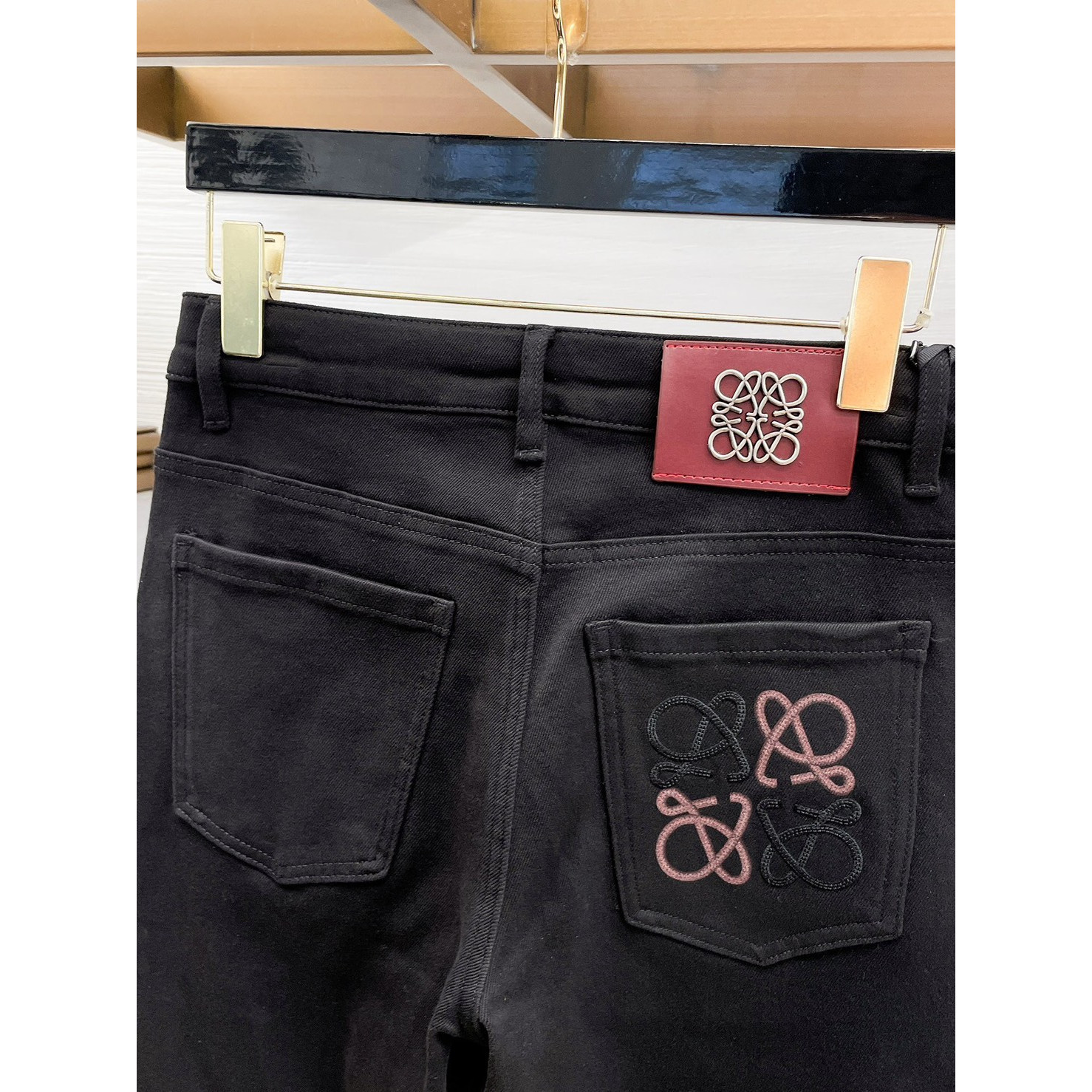 <p>LOEWE&nbsp;高端牛仔裤(黑)</p>