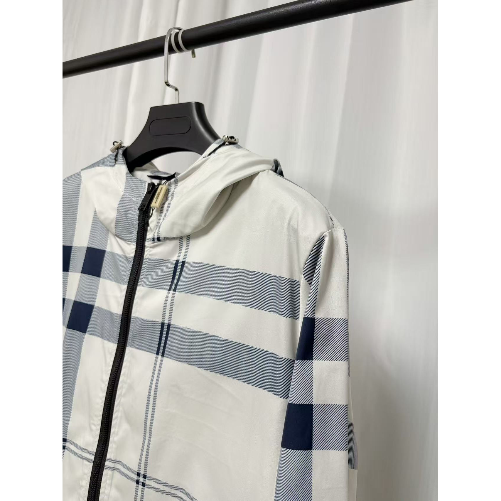 <p>Burberry 夹克外套(白)</p>