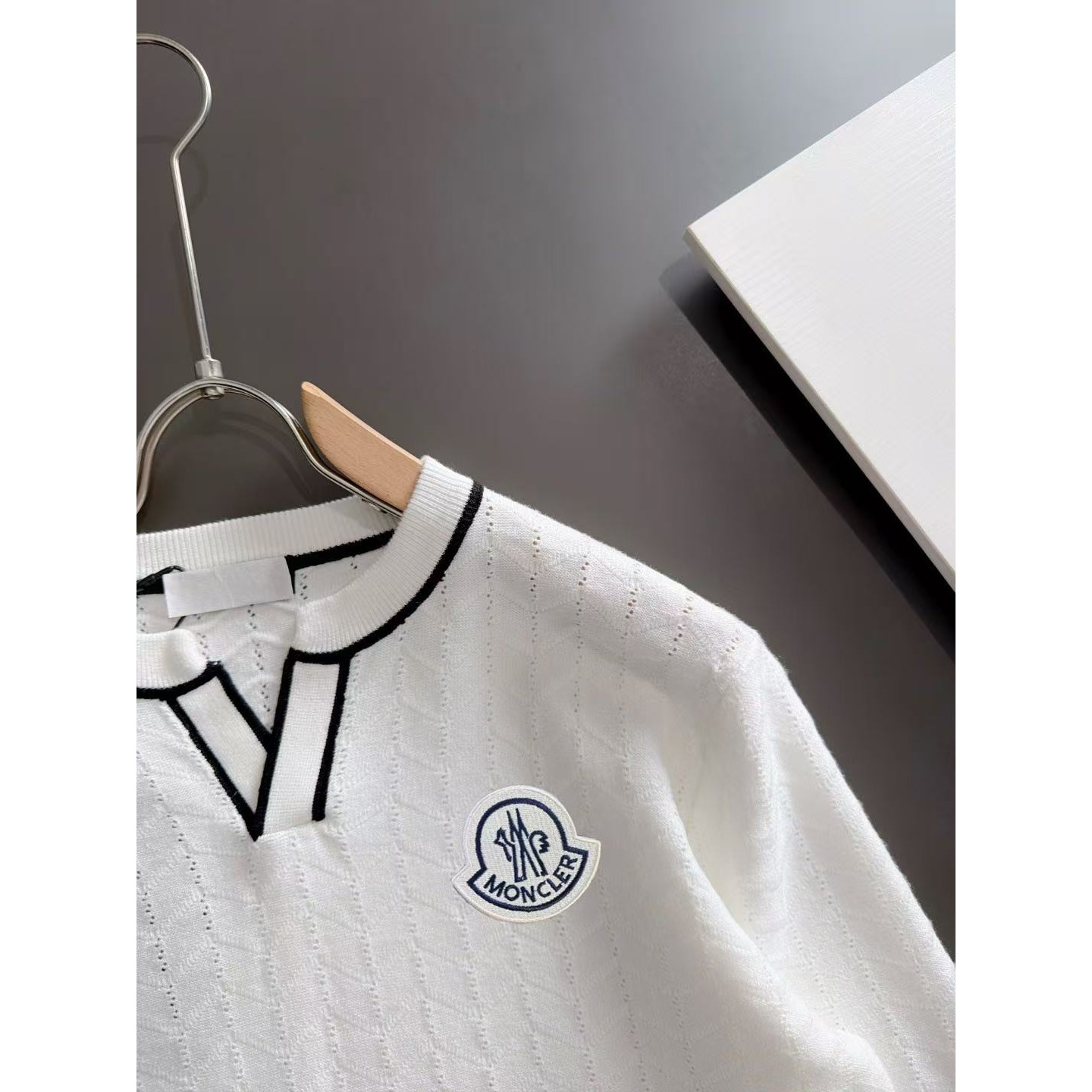 <p>MONCLER 秋冬官网最新毛衣(白)</p>