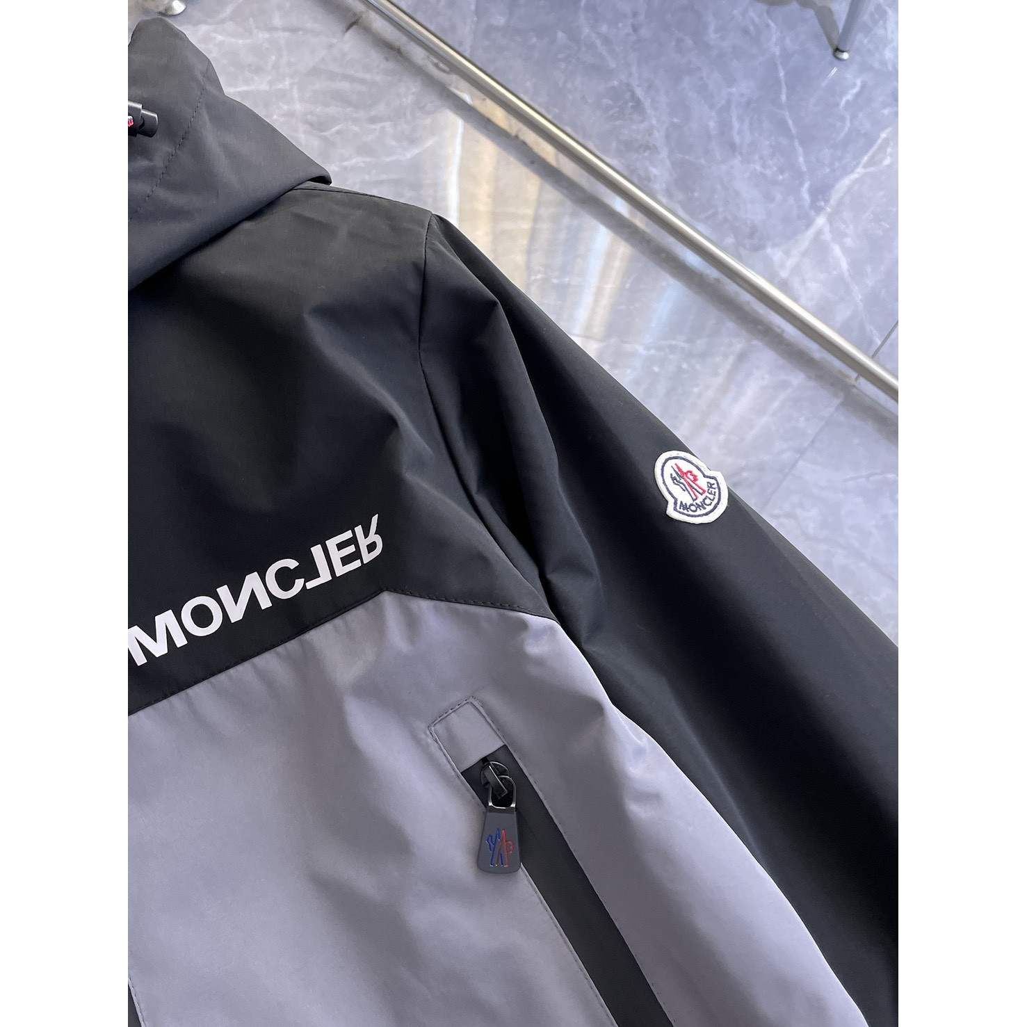 <p>MONCLER&nbsp;男士夹克外套(黑)</p>