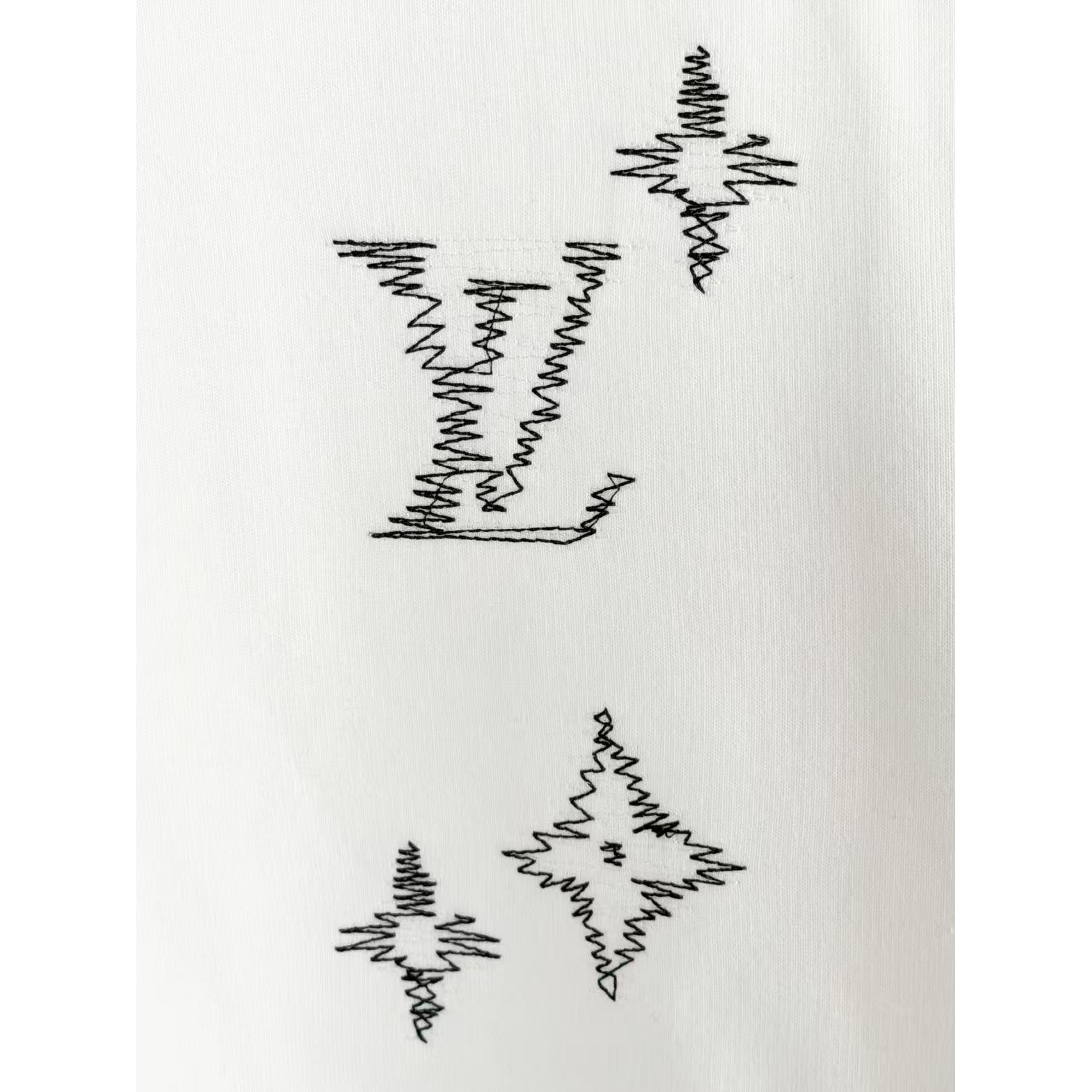 <p>LV 刺绣圆领卫衣(白)</p>