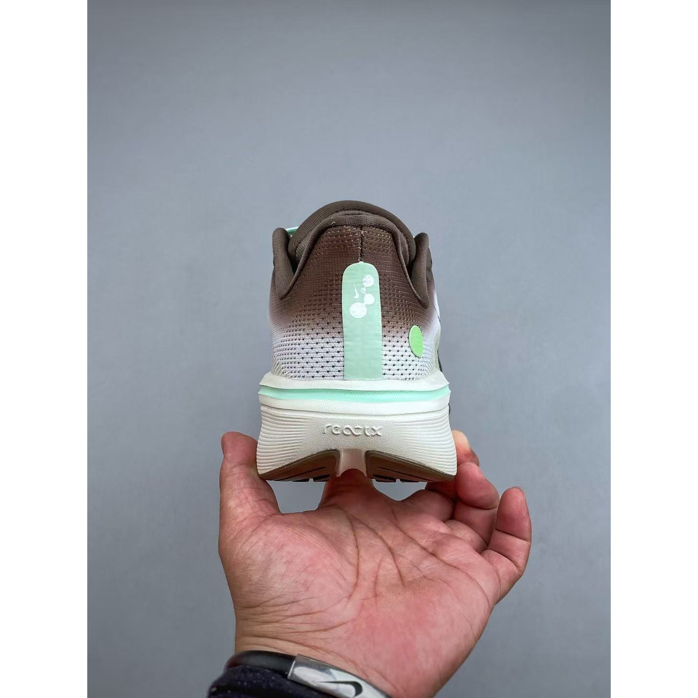 <p>Nike Air Zoom Pegasus 42 网面透气轻便耐磨跑鞋(咖啡)</p>