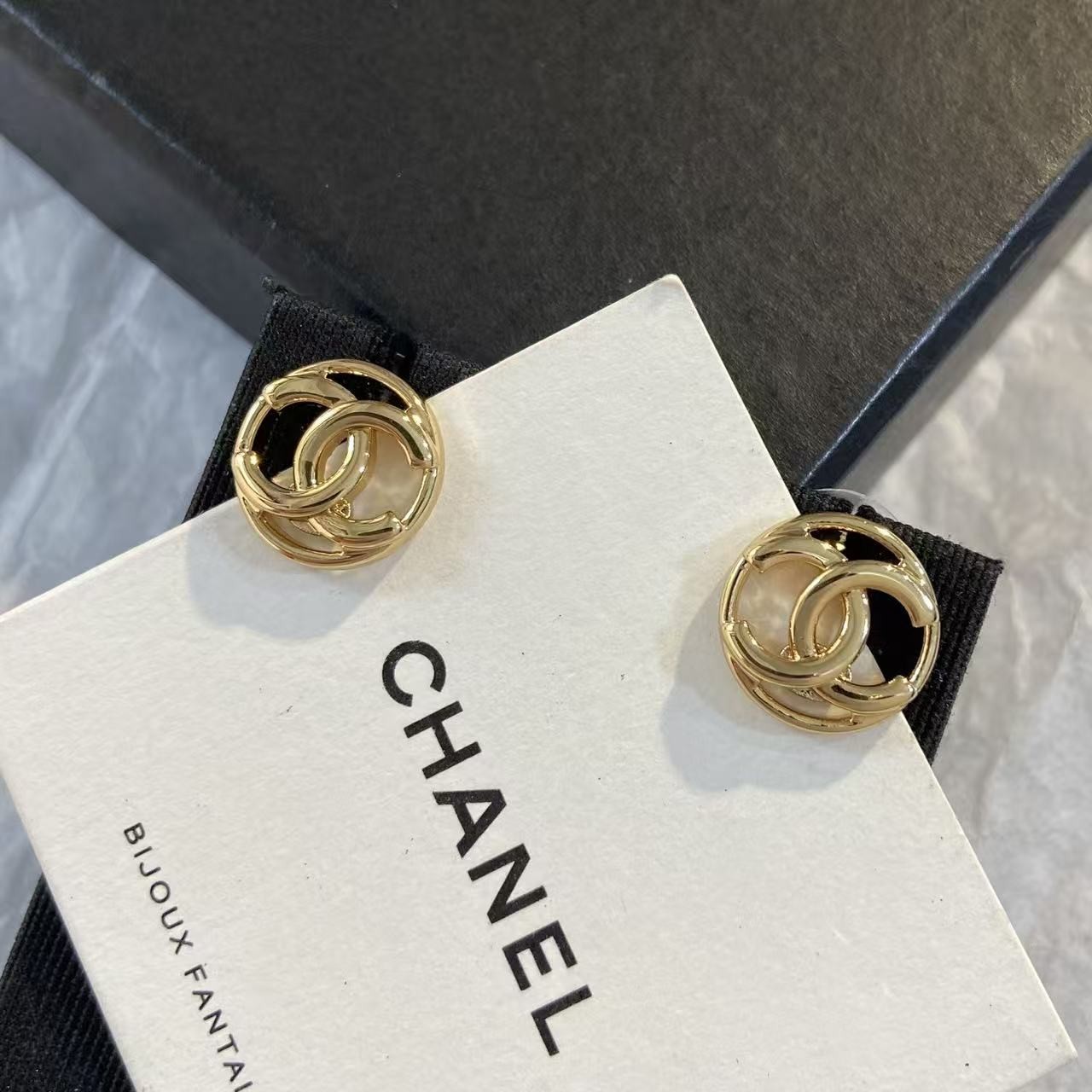 <p>CHANEL&nbsp;镂空圆形双C耳钉</p>