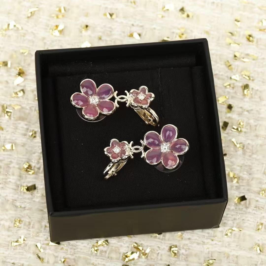 <p>CHANEL&nbsp;粉色山花朵双c耳钉</p>