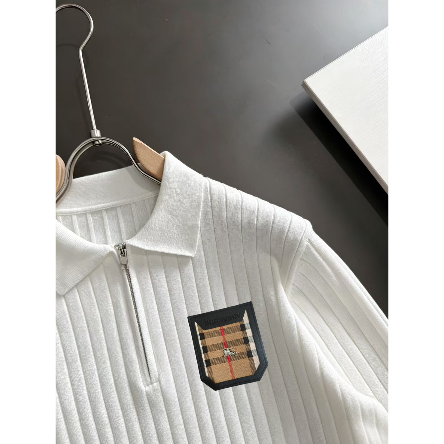 <p>BURBERRY&nbsp;&nbsp;高品质男士毛衣(白)</p>