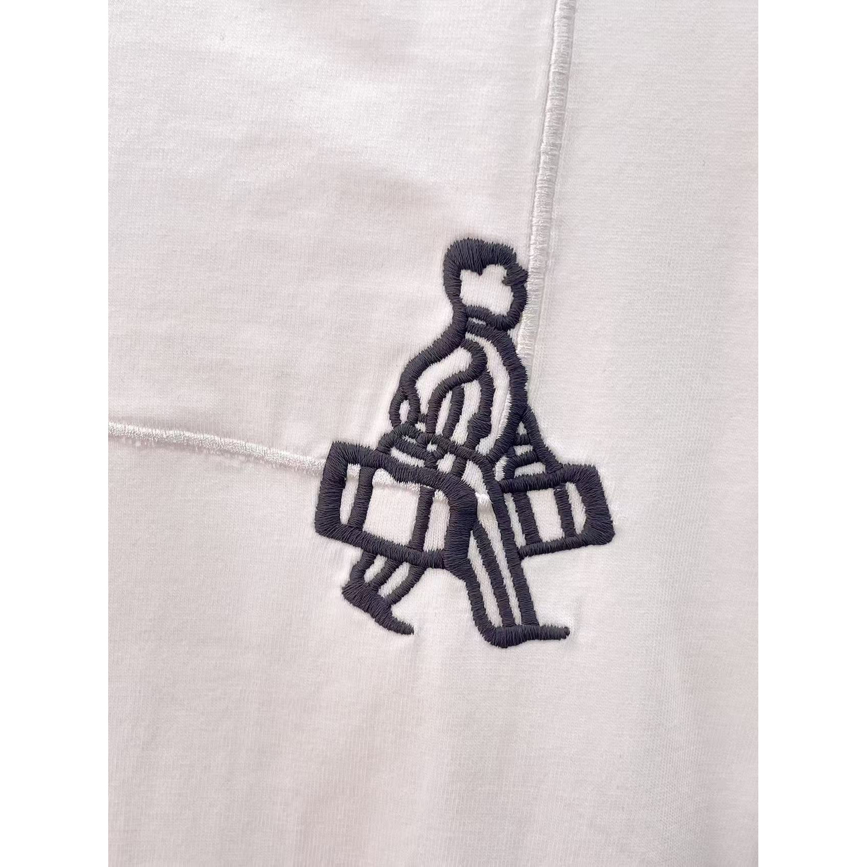 <p>PRADA 专柜新款短袖T恤(白)</p>