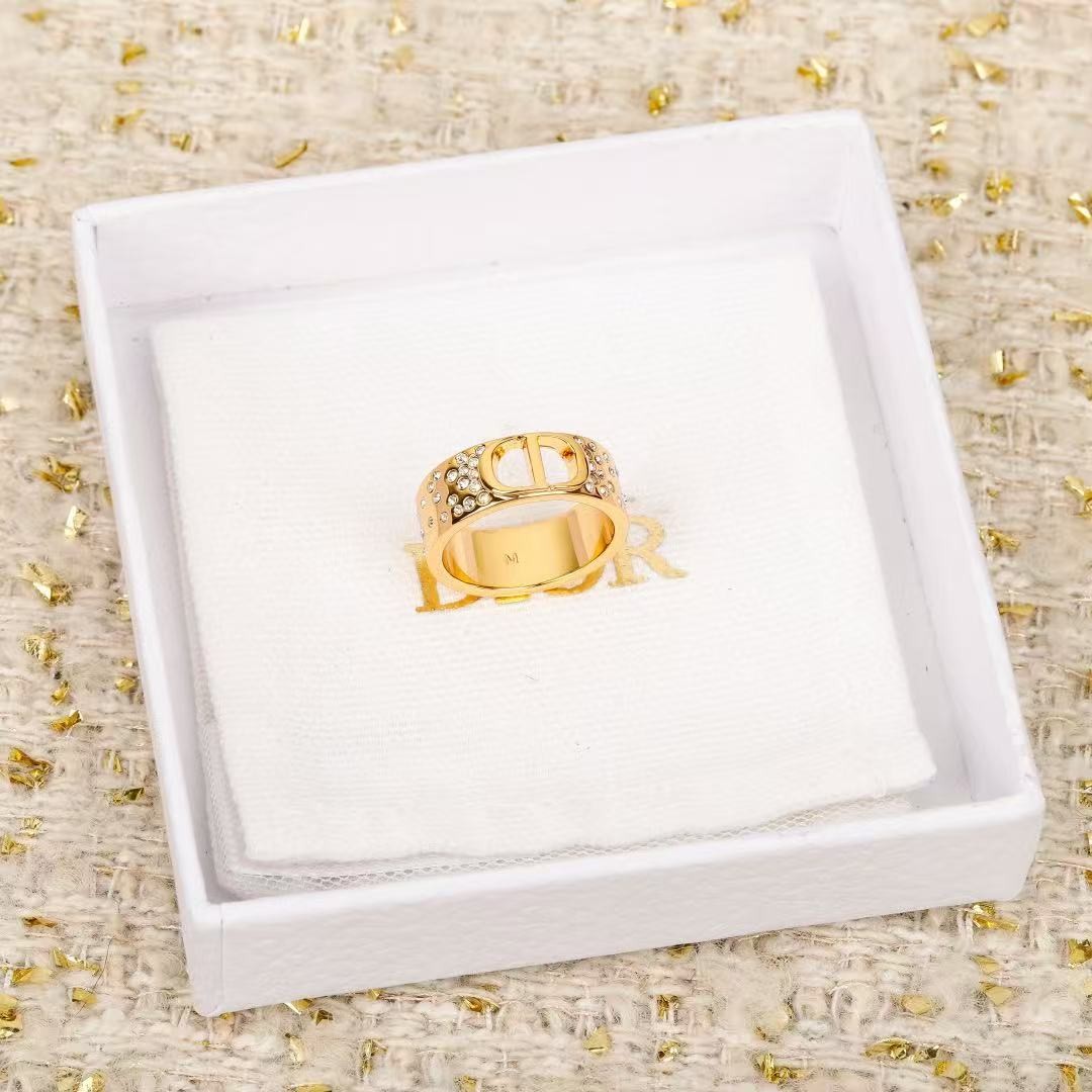 <p>DIOR&nbsp; CD水钻戒指</p>