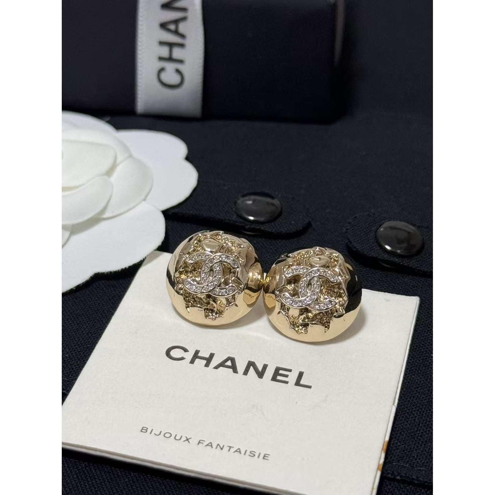 <p>CHANEL&nbsp;浅金流星圆球耳钉</p>