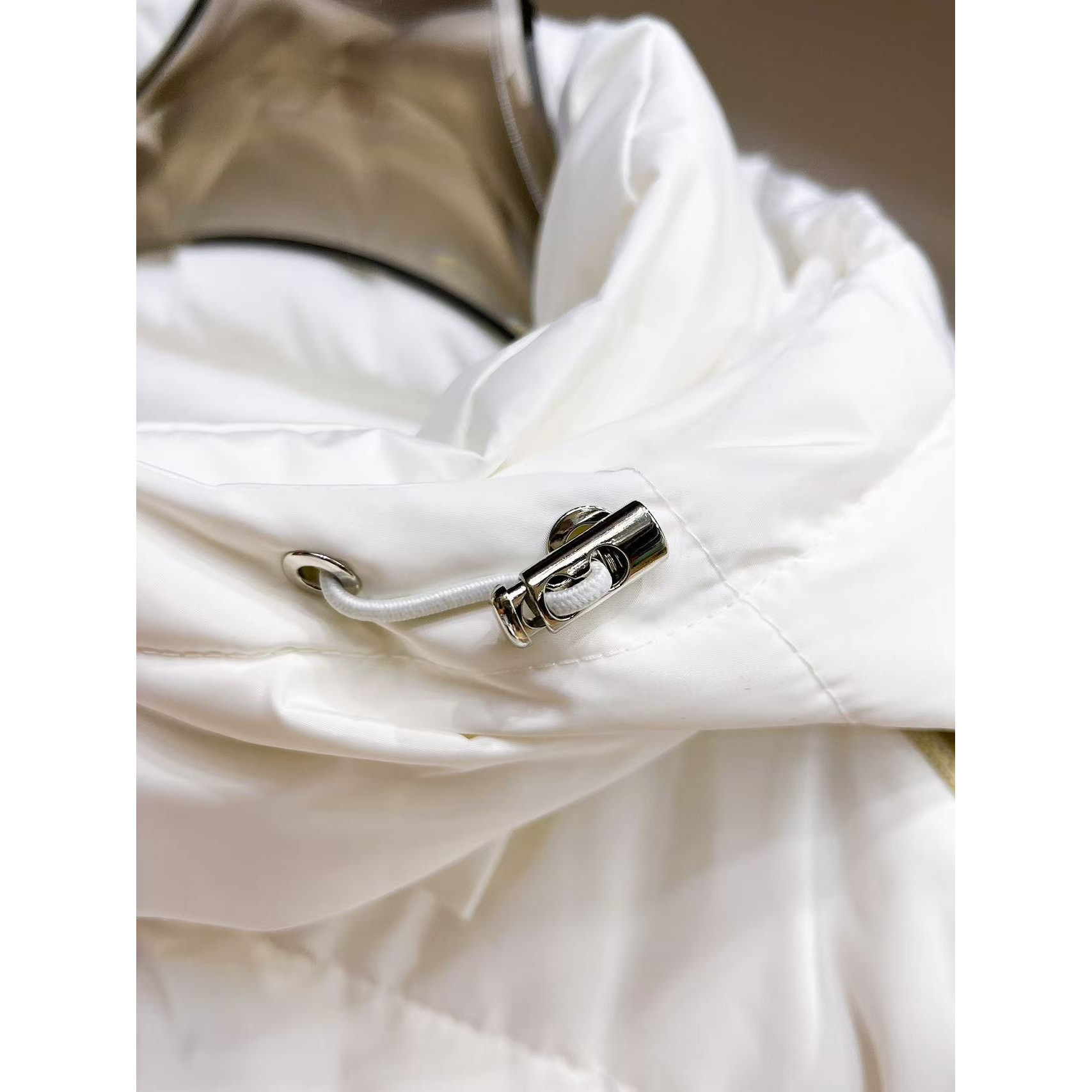 <p>GUCCI 秋冬新款羽绒服(白)&nbsp;</p>