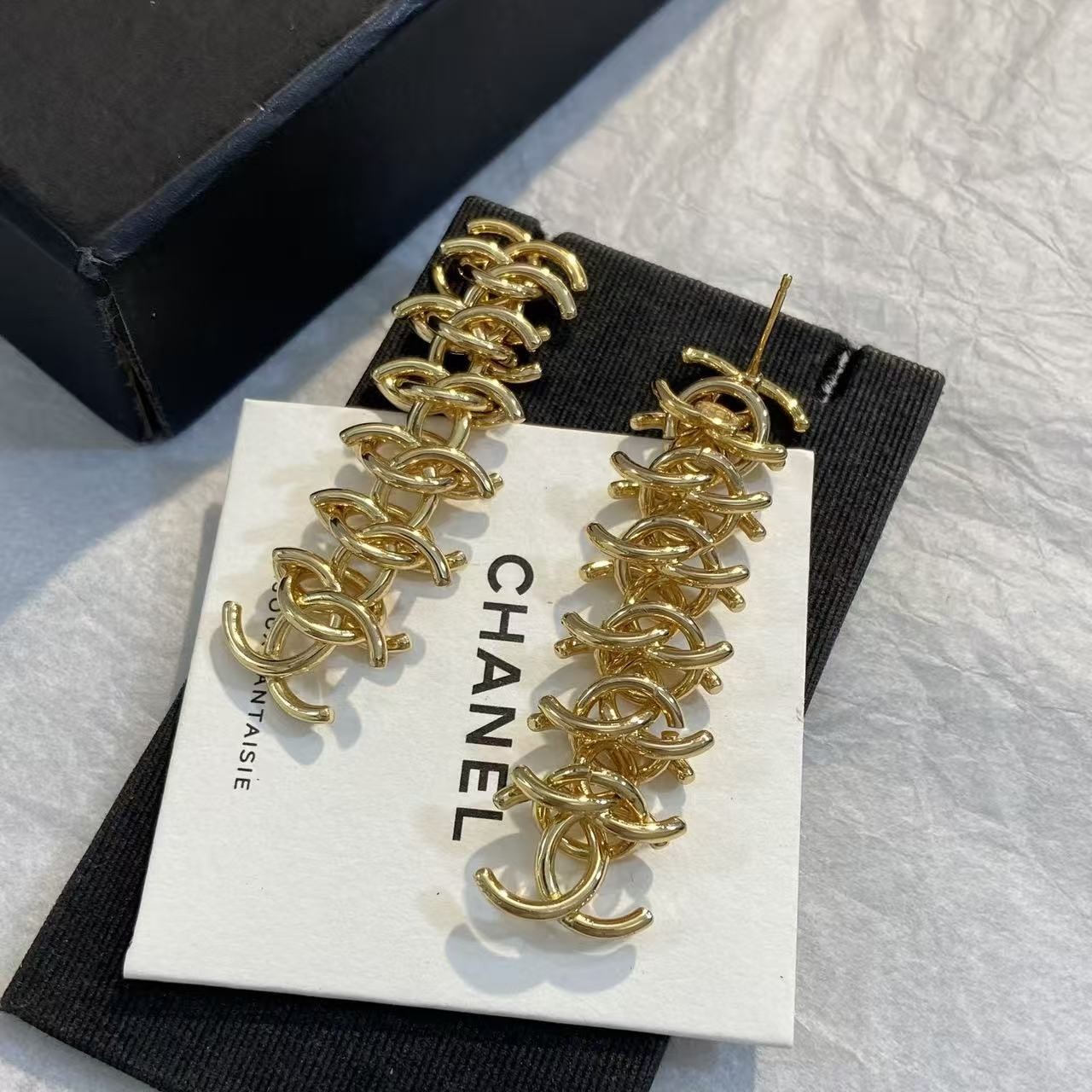 <p>CHANEL 金色多C重叠耳环</p>