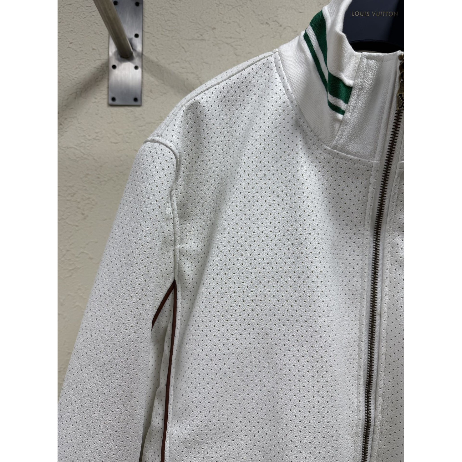<p>LV Monogram立领罗纹皮外套(白)</p>