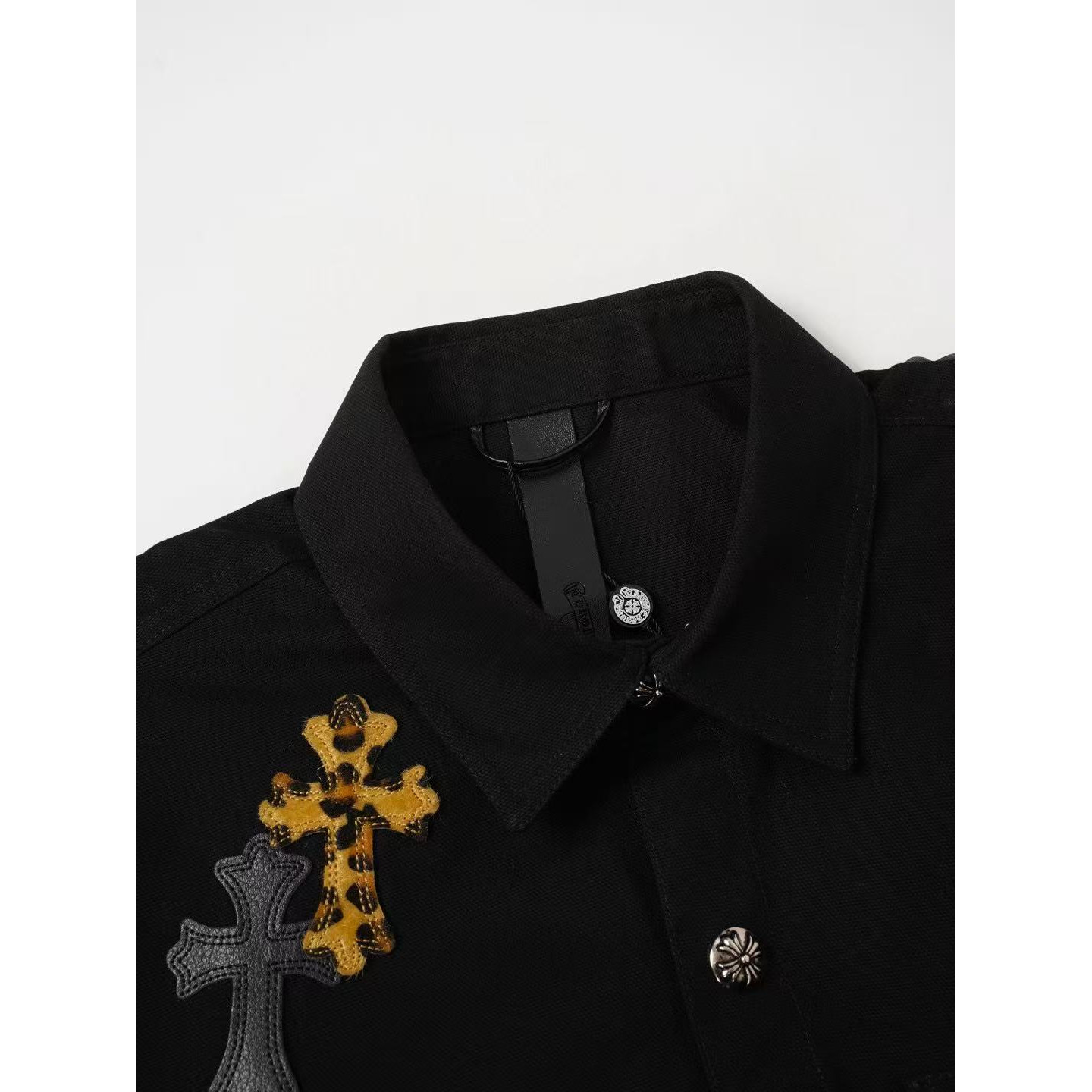 <p>CHROME HEARTS 十字架工装牛仔外套(黑)<br />
&nbsp;</p>