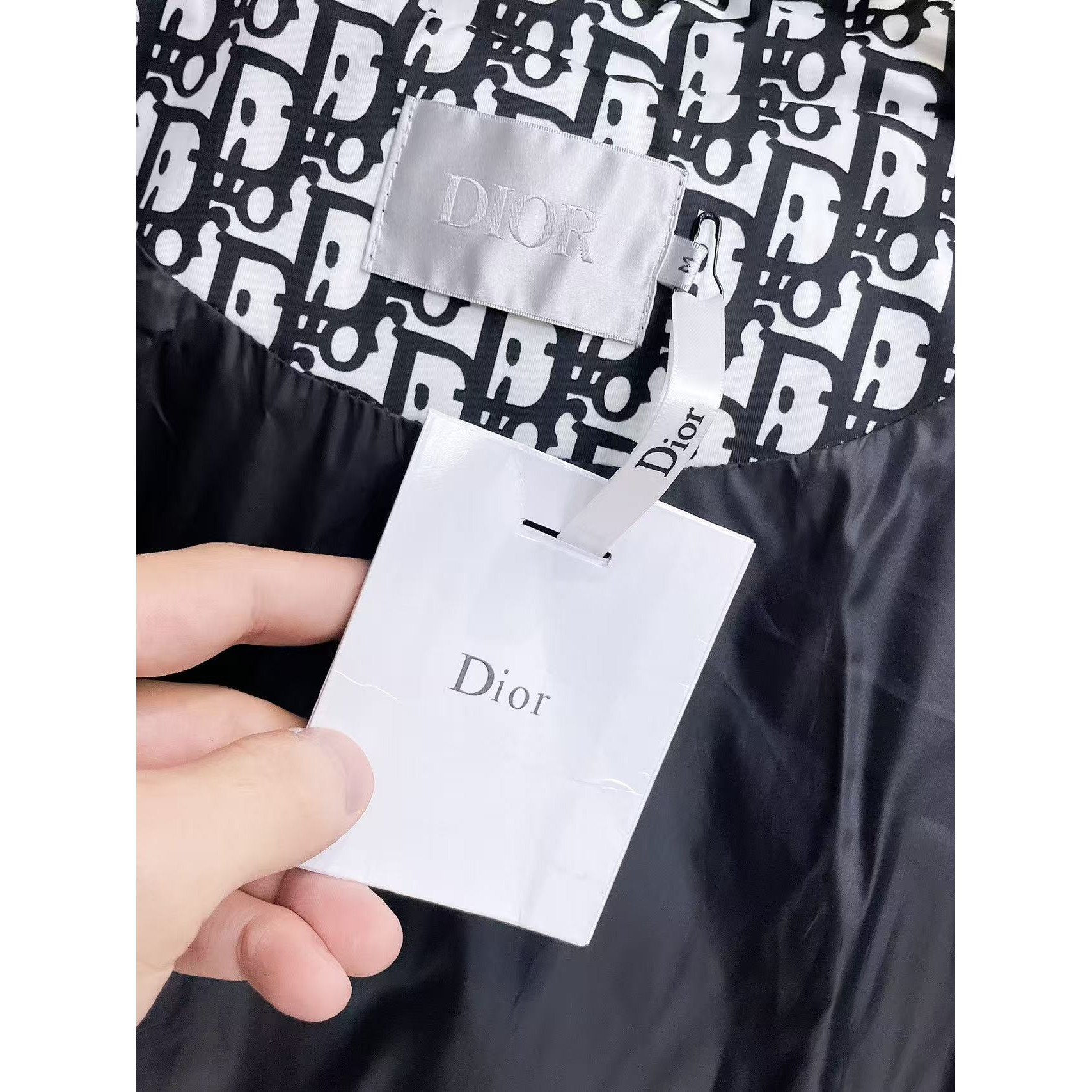 <p>DIOR 秋冬新款羽绒服(黑)</p>