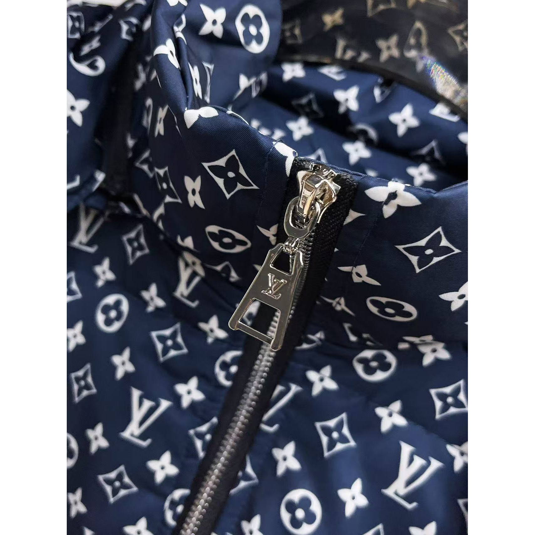 <p>LV 秋冬新款羽绒服(藍)</p>