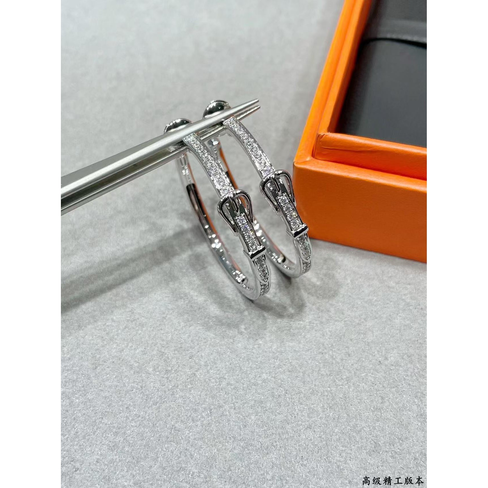 <p>HERMES&nbsp;满钻耳环</p>