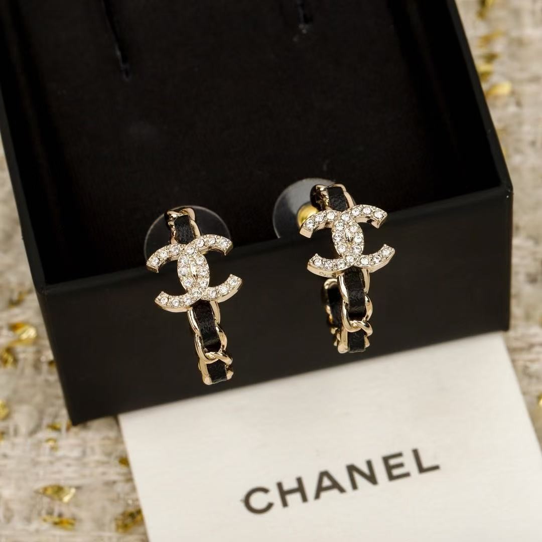 <p>CHANEL&nbsp;穿皮双c耳圈</p>