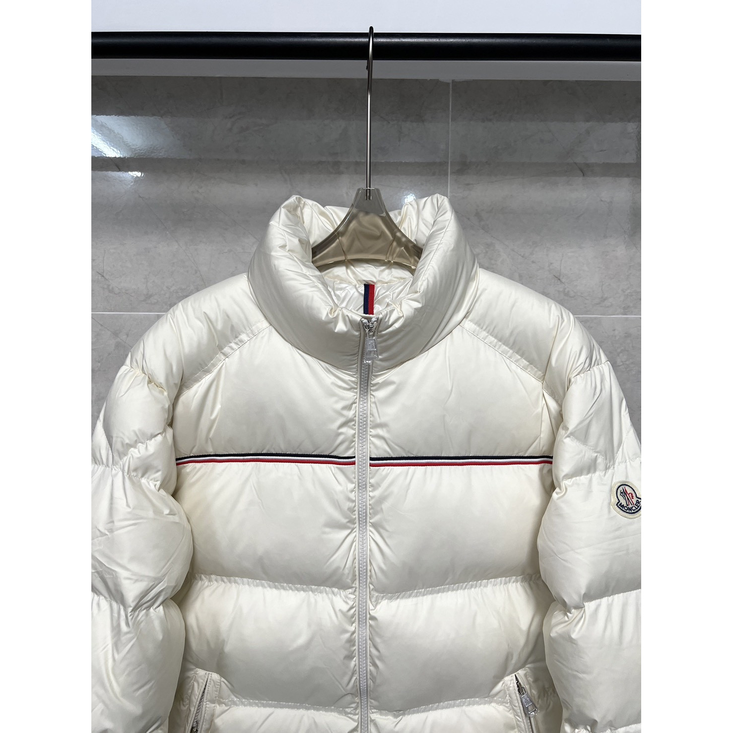 <p>Moncler&nbsp;短款拉链立领长袖夹克(白)</p>