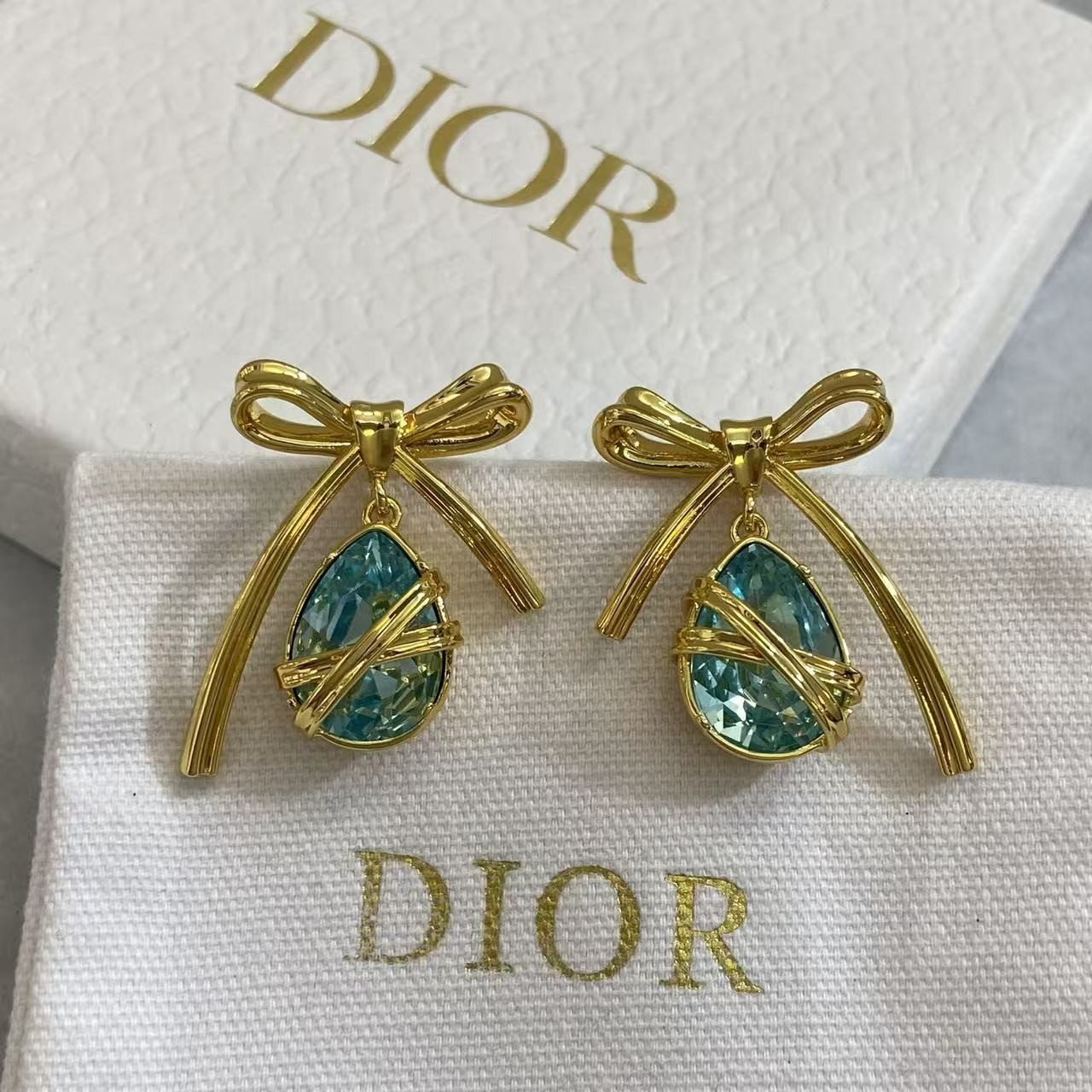 <p>DIOR 金色蝴蝶结海蓝水滴耳环</p>