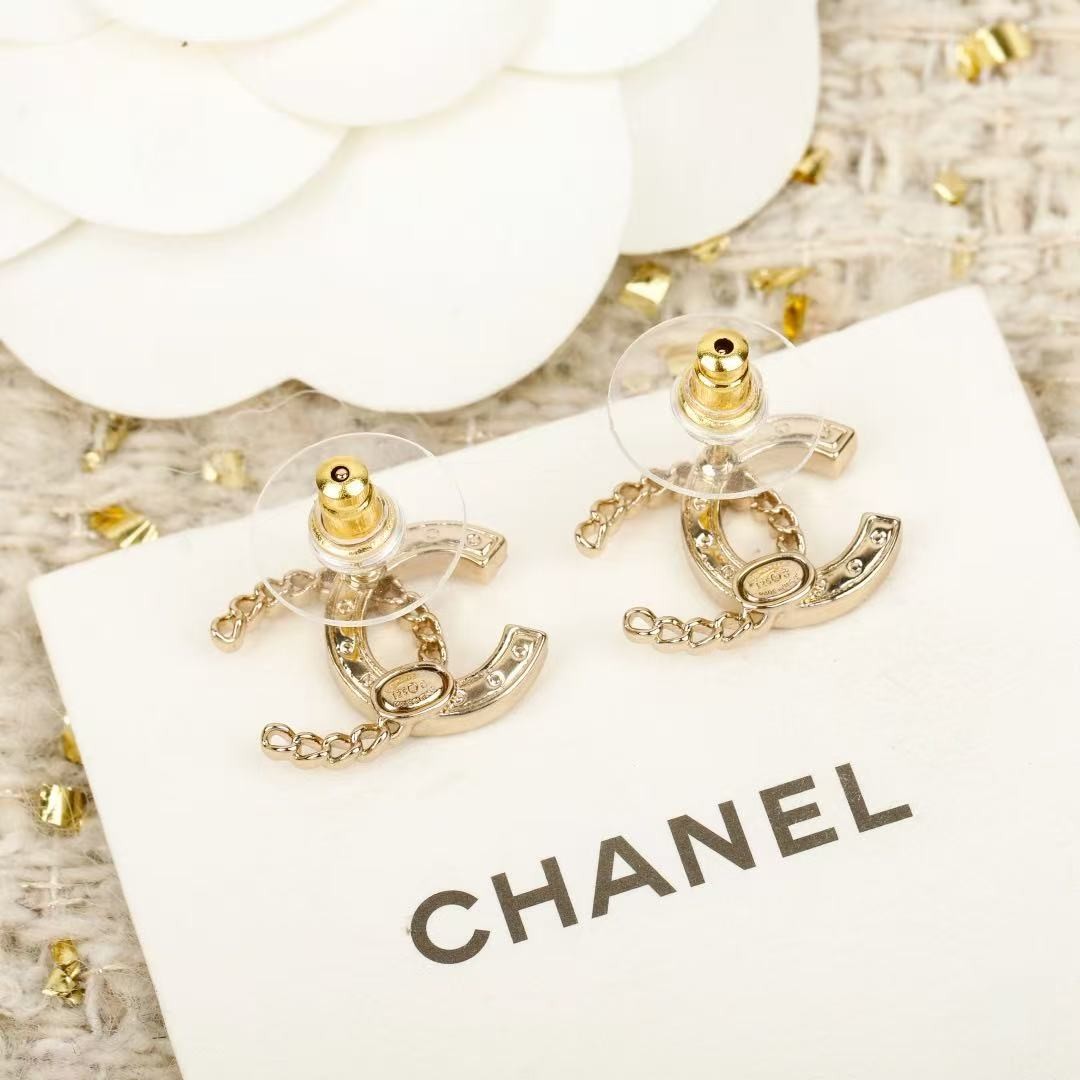 <p>CHANEL&nbsp;双c镂空编织耳钉</p>