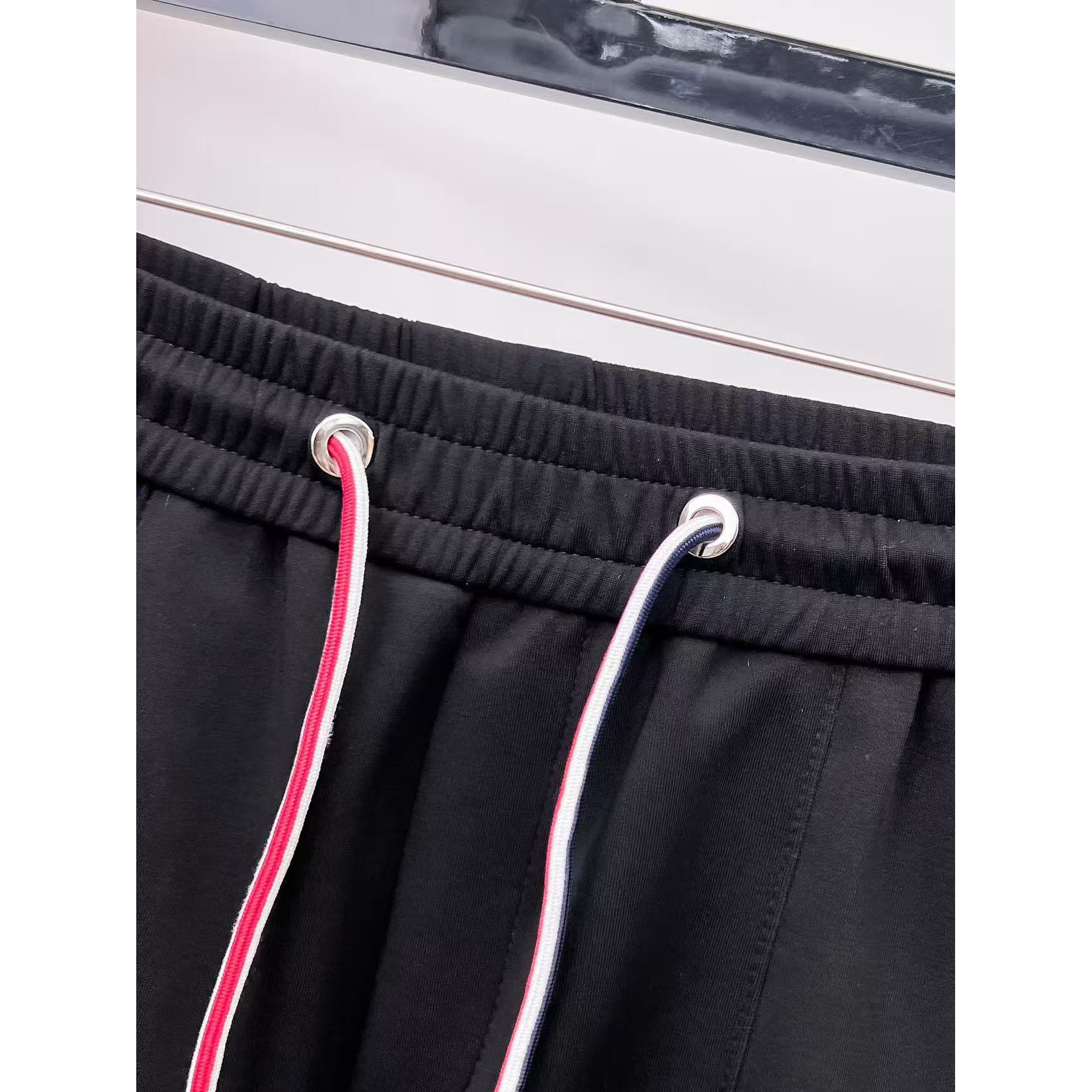 <p>MONCLER 专柜新款休闲短裤(黑)</p>