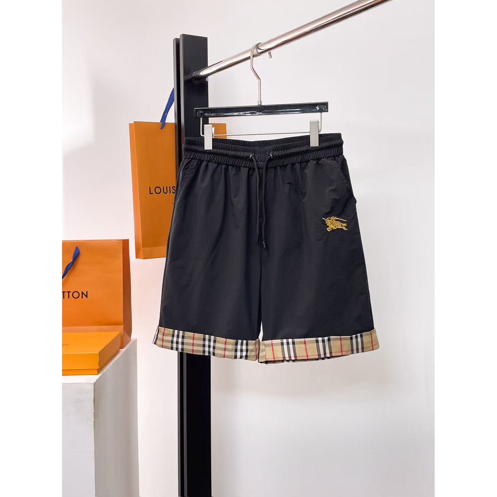 <p>BURBERRY 专柜新款休闲短裤(黑)</p>