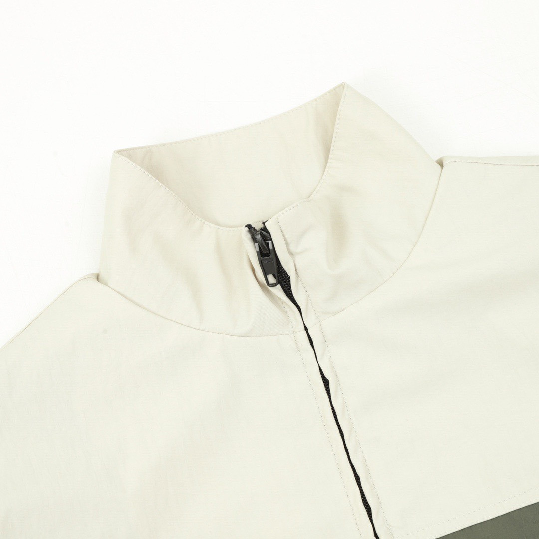 <p>Balenciaga 三拼色双环印花立领外套</p>