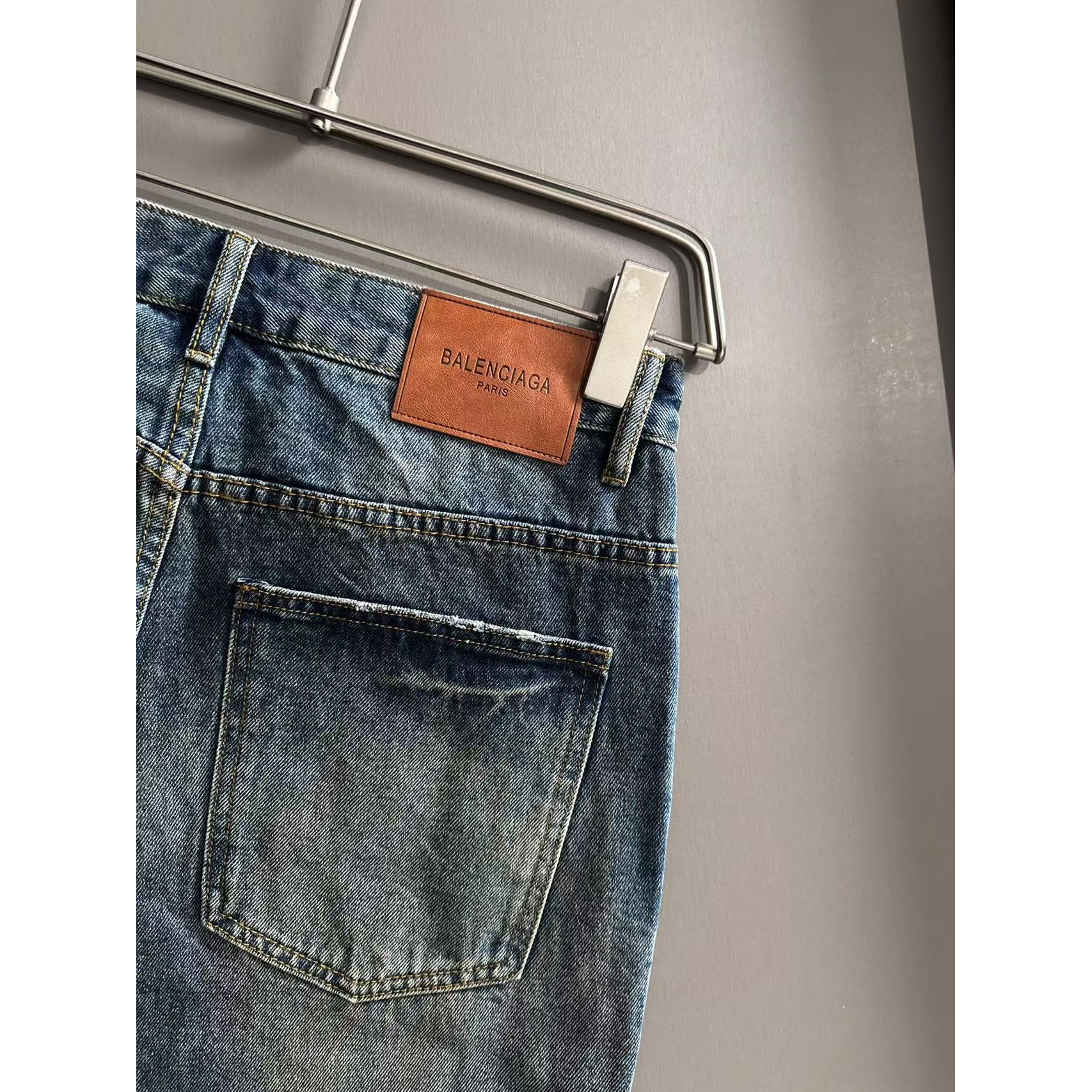 <p>Balenciaga 四季款经典牛仔裤直筒长裤(藍)</p>